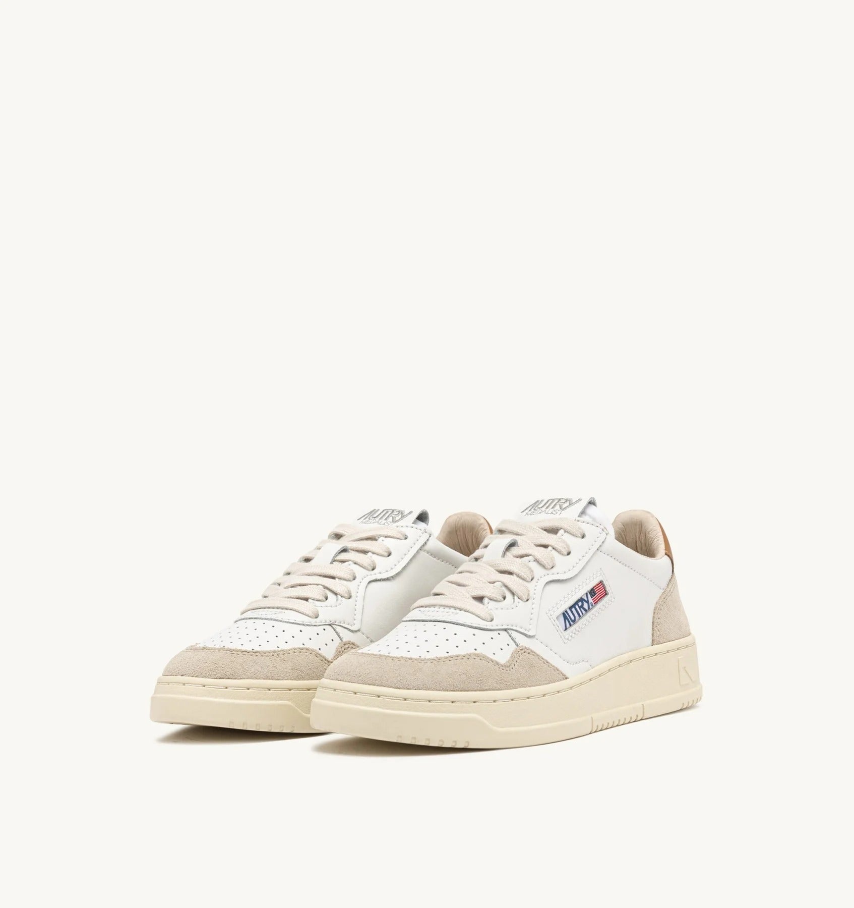 SNEAKERS MEDALIST LOW IN SUEDE E PELLE BIANCA E BROWN SUGAR<BR/> AULM LS02 AUTRY ACTION SHOES