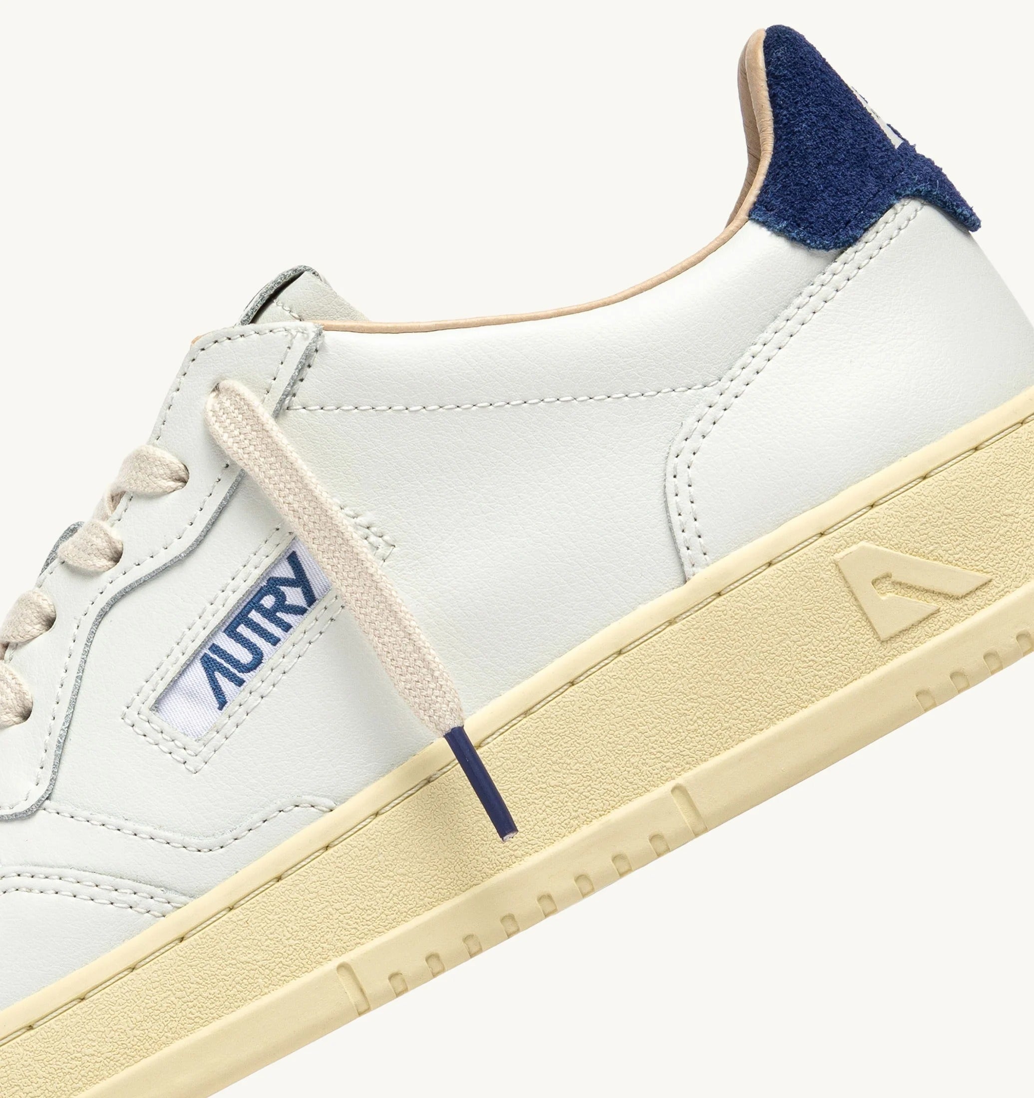 AUTRY SNEAKERS<BR/>SNEAKERS MEDALIST LOW IN PELLE BIANCA E SUEDE BLUE DEPTHS AULM BJ03 AUTRY ACTION SHOES