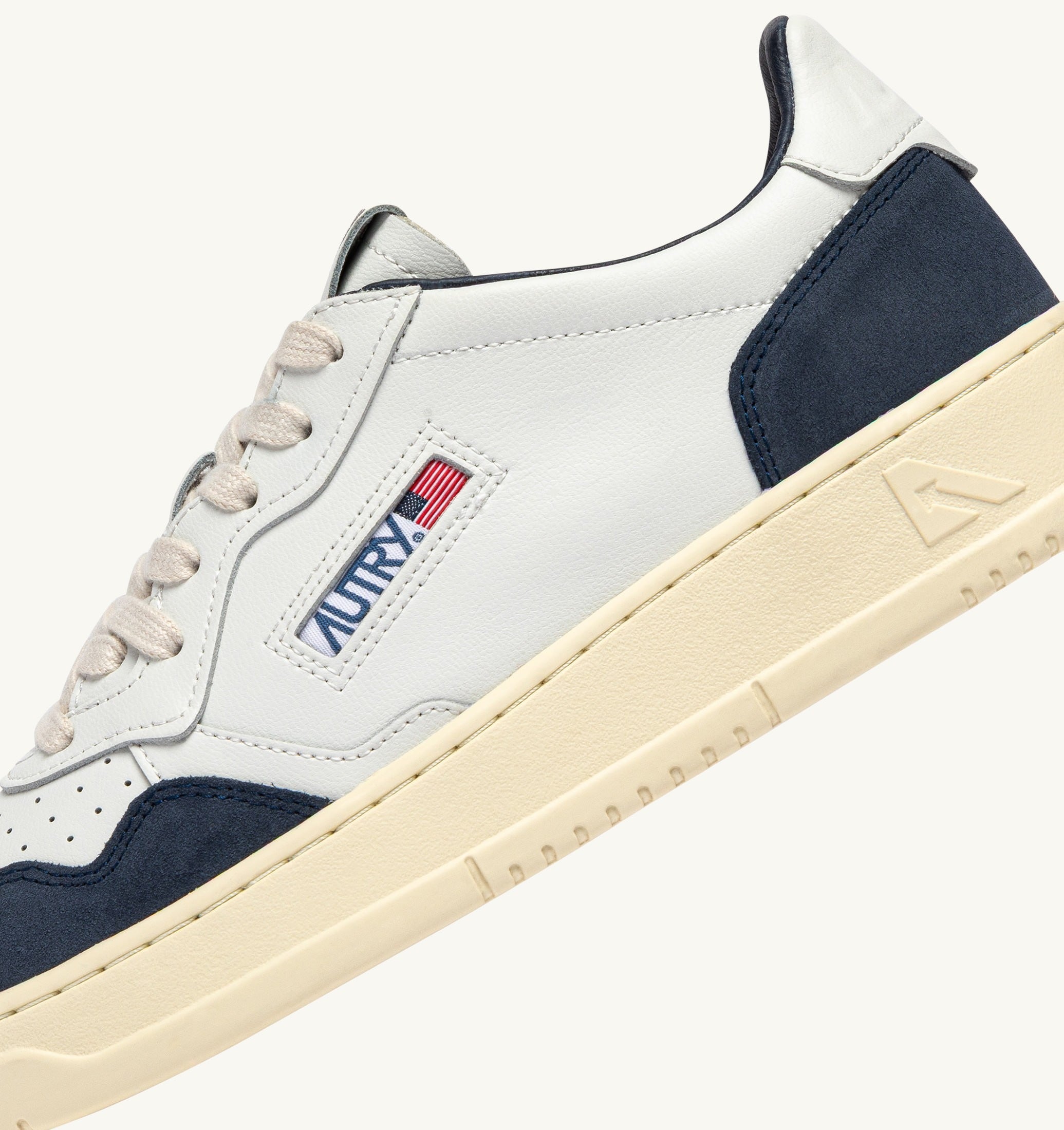 AUTRY SNEAKERS<BR/>SNEAKERS MEDALIST LOW IN PELLE BIANCA E SUEDE DENIM AULM FT22 AUTRY ACTION SHOES