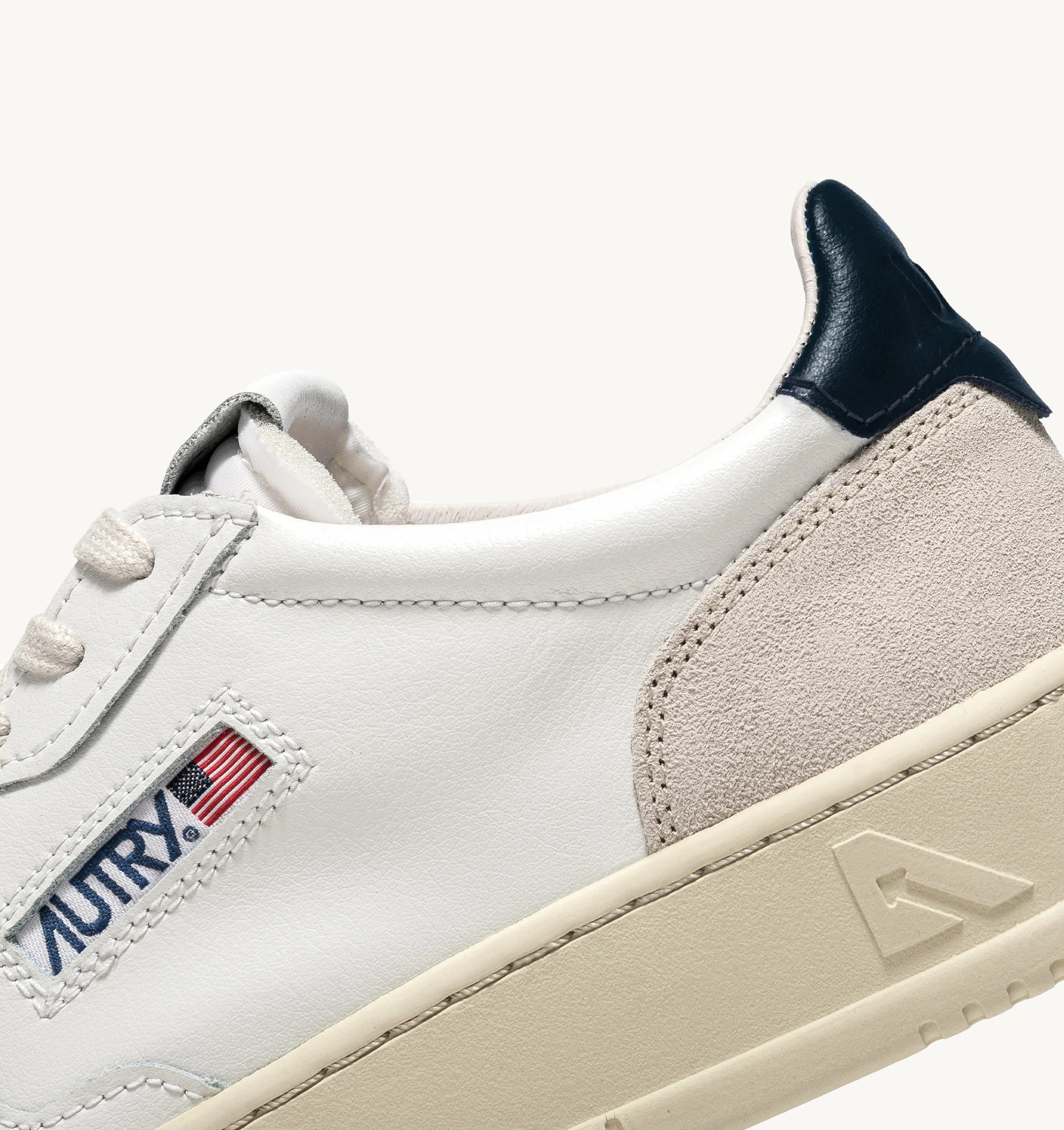 AUTRY SNEAKERS<BR/>SNEAKERS MEDALIST LOW IN PELLE BIANCA E BLU E SUEDE BEIGE AULM LS28 AUTRY ACTION SHOES