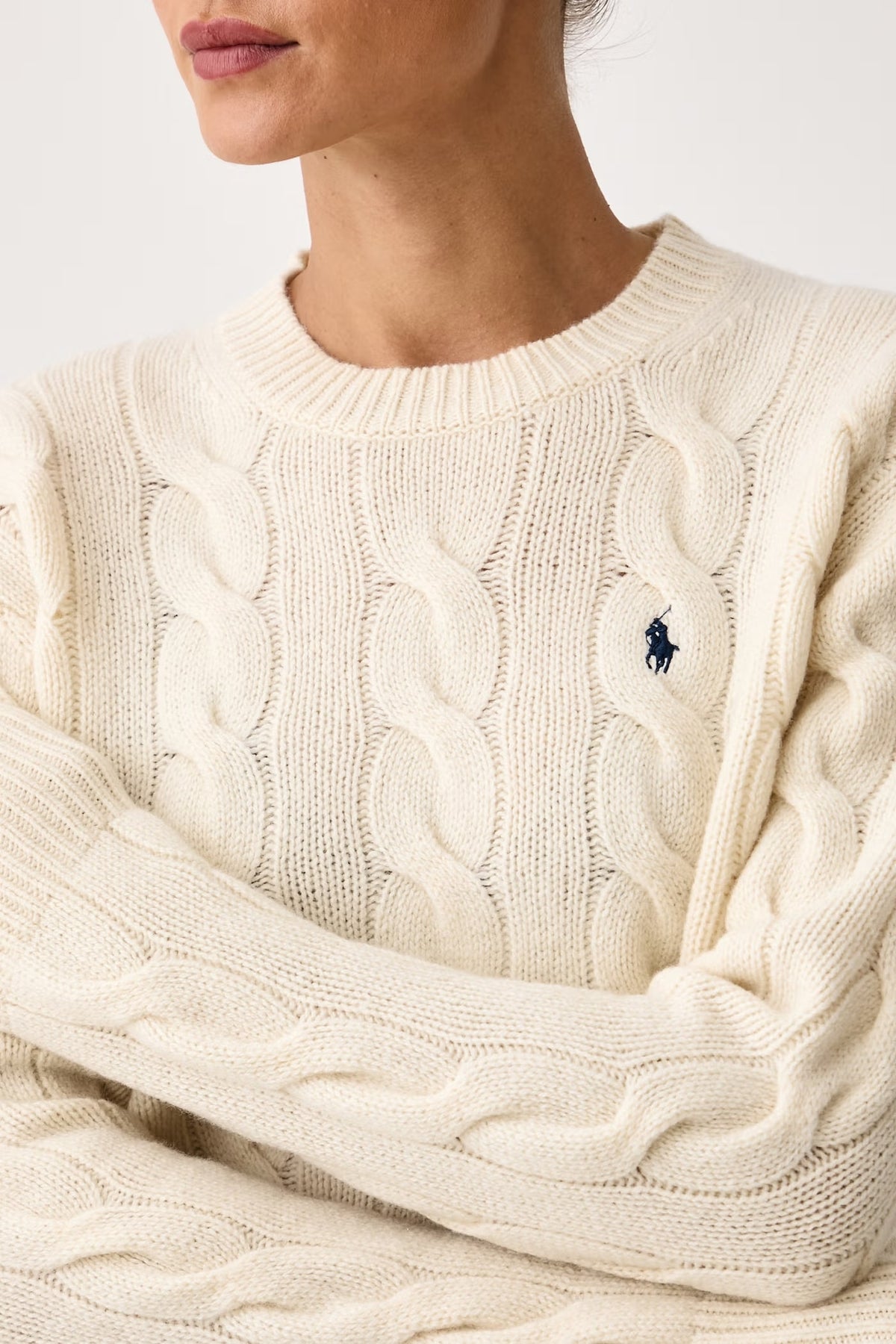 Maglia girocollo in lana e cashmere a trecce color crema con ricamo Pony sul petto.<BR/> 211A91216 002 RALPH LAUREN