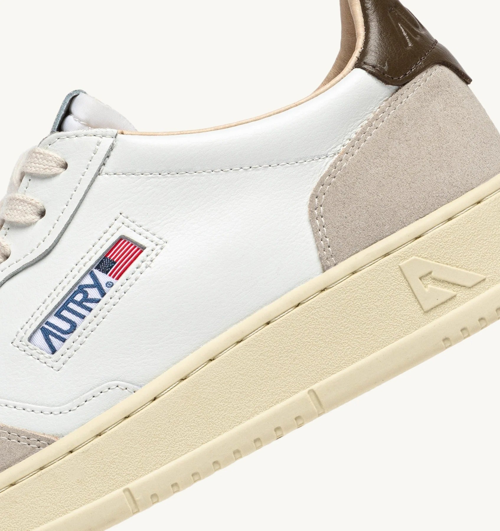 SNEAKERS MEDALIST LOW IN SUEDE E PELLE BIANCA E TEAK<BR/> AULM LS15 AUTRY ACTION SHOES