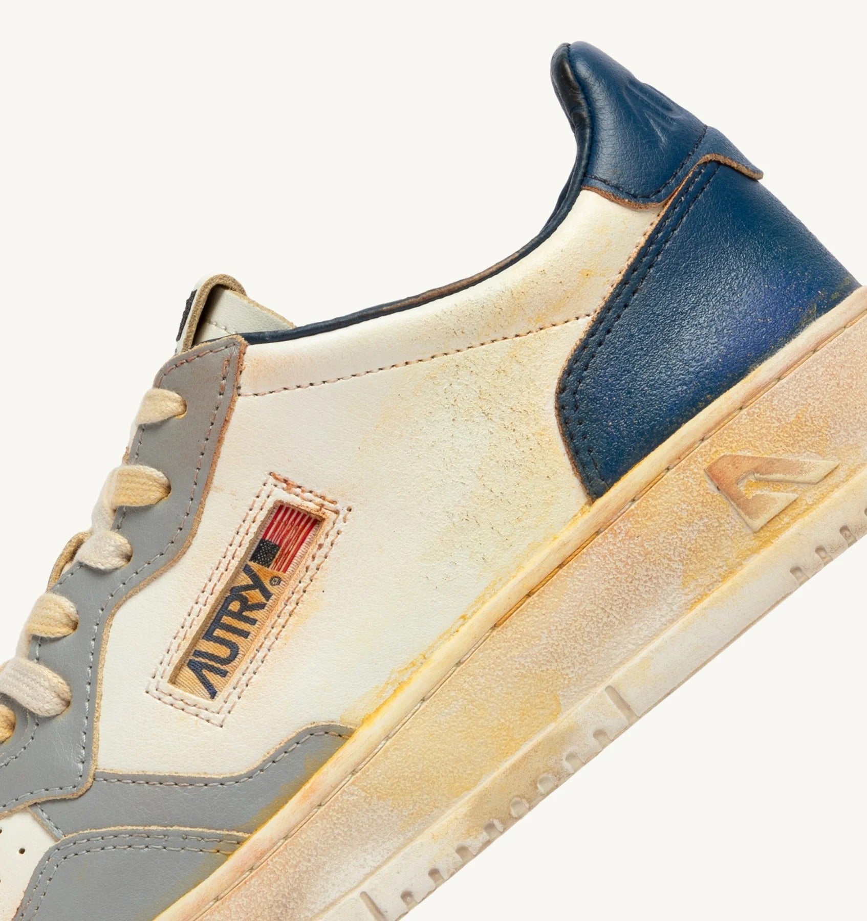 SNEAKERS MEDALIST LOW SUPER VINTAGE IN PELLE LIMESTONE BIANCA E BLUE<BR/> AVLM SV09 AUTRY ACTION SHOES
