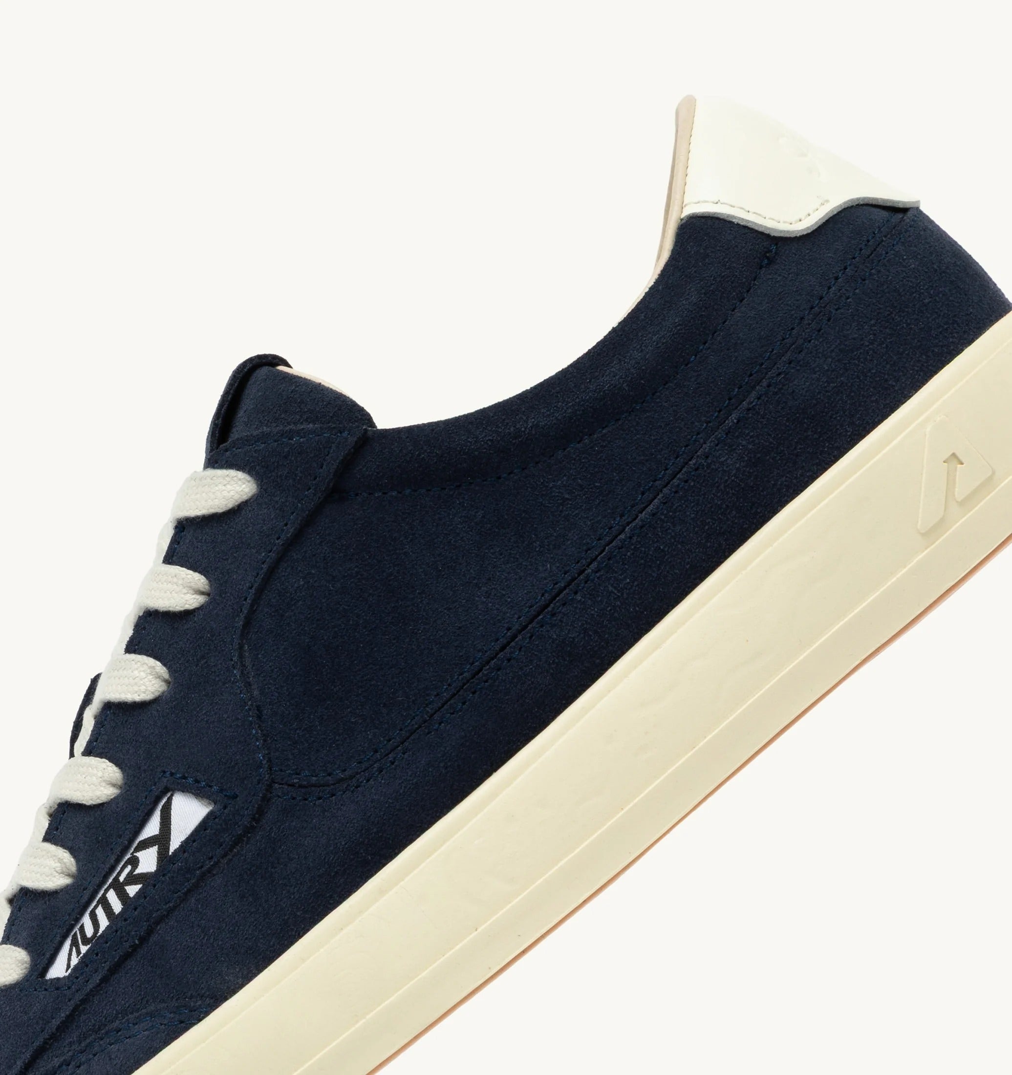 SNEAKERS WINDSCAPE LOW IN SUEDE NAVY E MARSHMALLOW<BR/> SCLM KT05 AUTRY ACTION SHOES