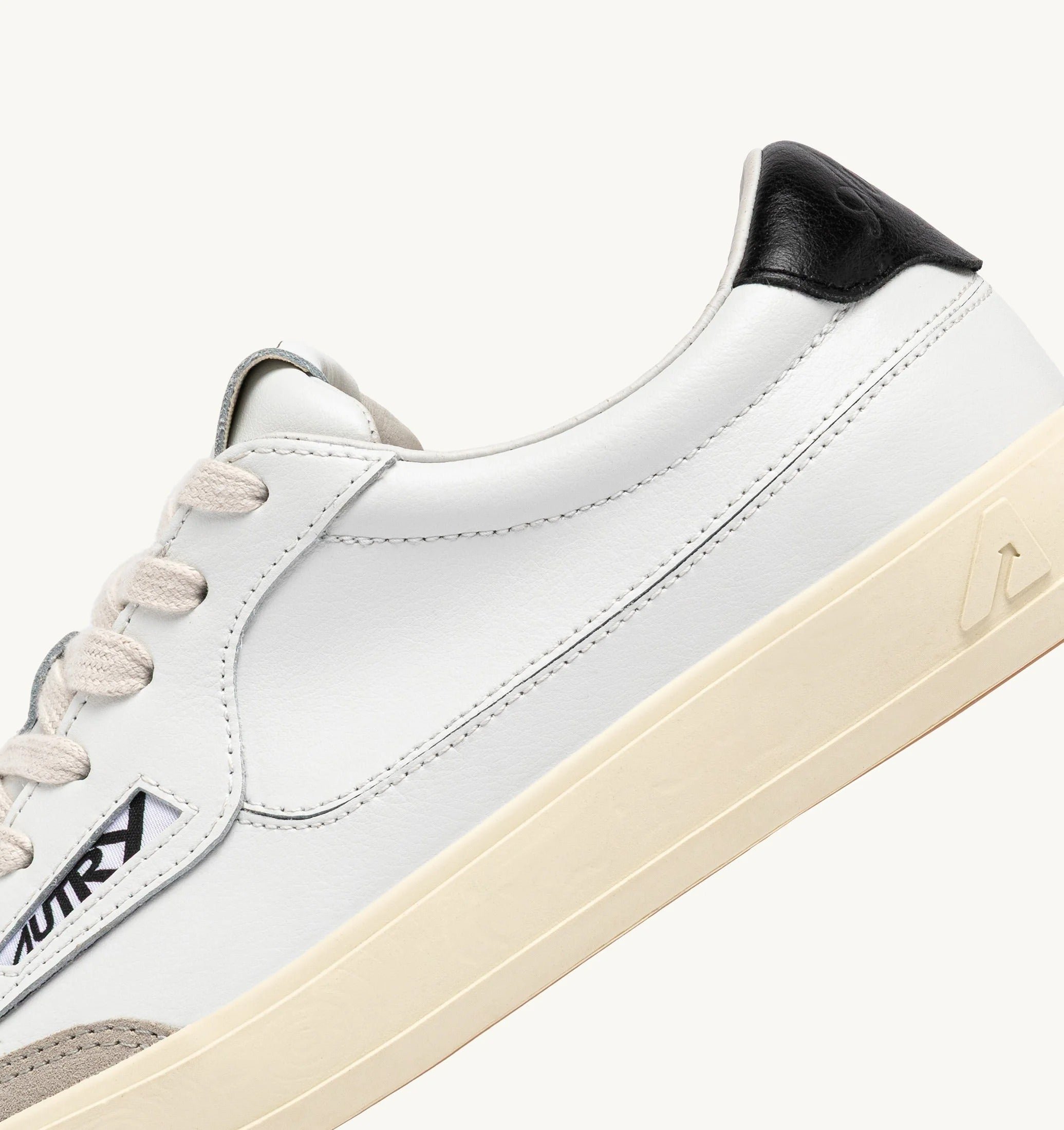 SNEAKERS WINDSCAPE LOW IN PELLE BIANCA E NERA<BR/> SCLM UK02 AUTRY ACTION SHOES