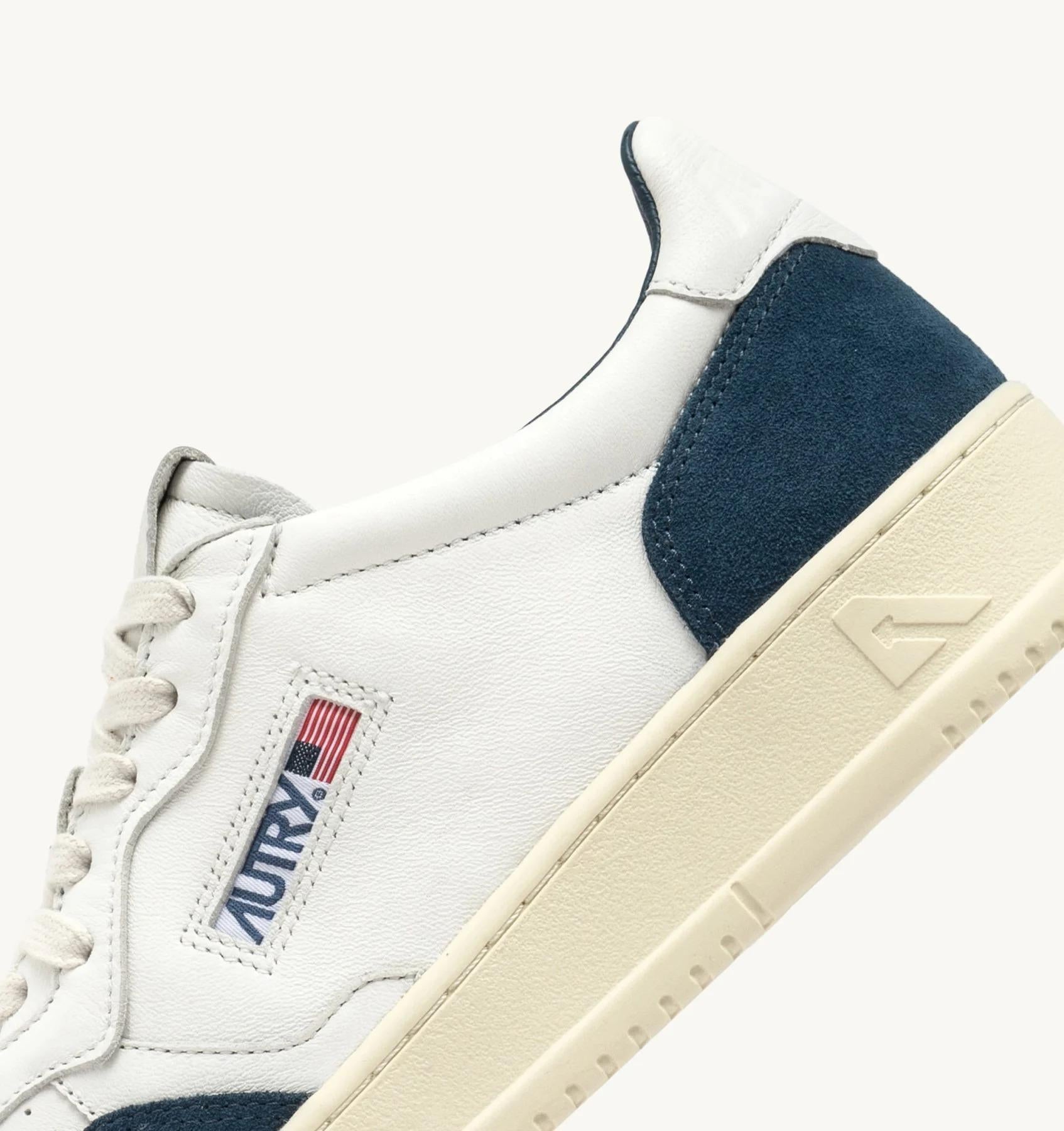 SNEAKERS MEDALIST LOW IN PELLE E SUEDE COLORE BIANCO E CAPRI AULM GS41 AUTRY ACTION SHOES