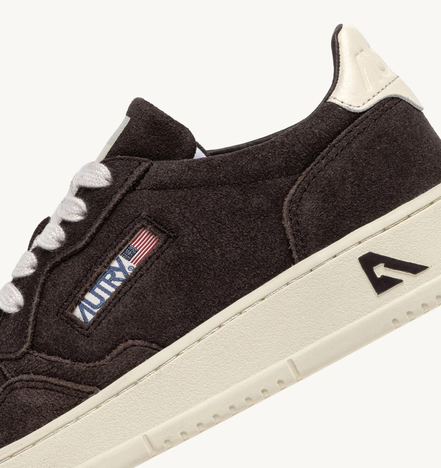 SNEAKERS MEDALIST LOW IN SUEDE MOKA E OFF WHITE<BR/> AULM UH08 AUTRY ACTION SHOES