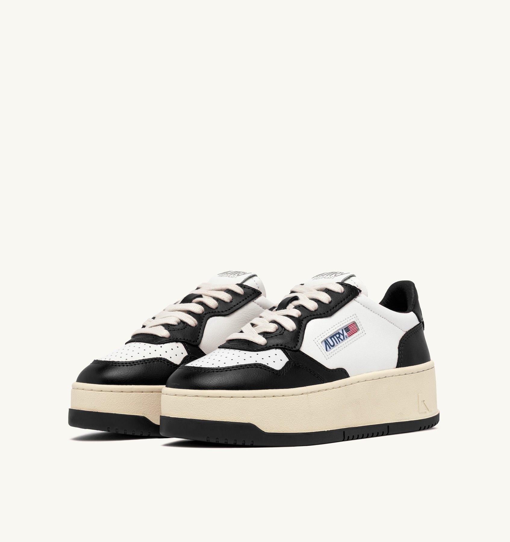 SNEAKERS MEDALIST PLATFORM IN PELLE BIANCA E NERA<BR/> PTLW WB01 AUTRY ACTION SHOES