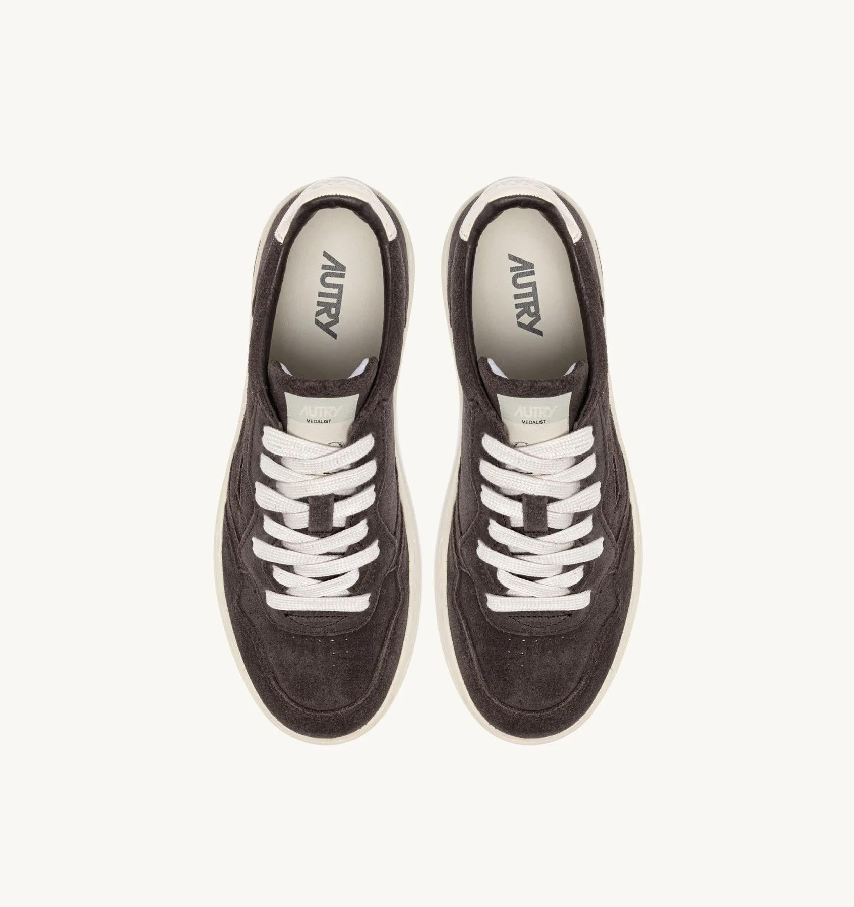 SNEAKERS MEDALIST LOW IN SUEDE MOKA E OFF WHITE<BR/> AULM UH08 AUTRY ACTION SHOES