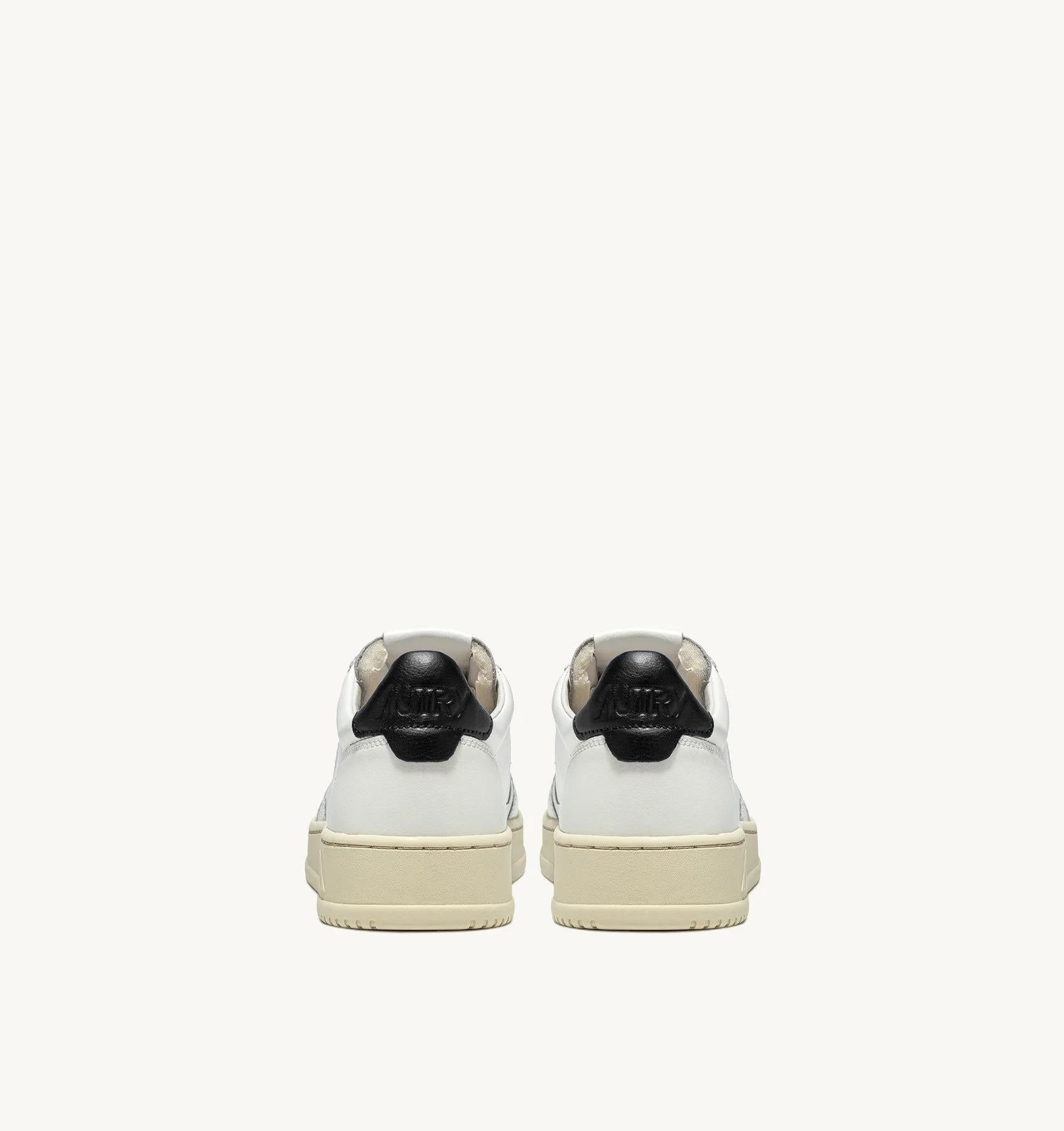 SNEAKERS MEDALIST LOW IN PELLE BIANCA E NERA AULM LL22 AUTRY ACTION SHOES