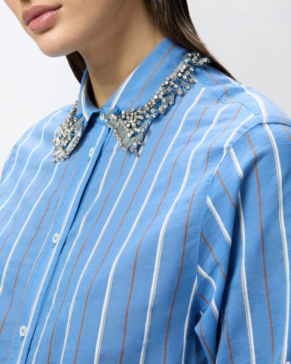 Camicia a righe con colletto ricamato con strass
