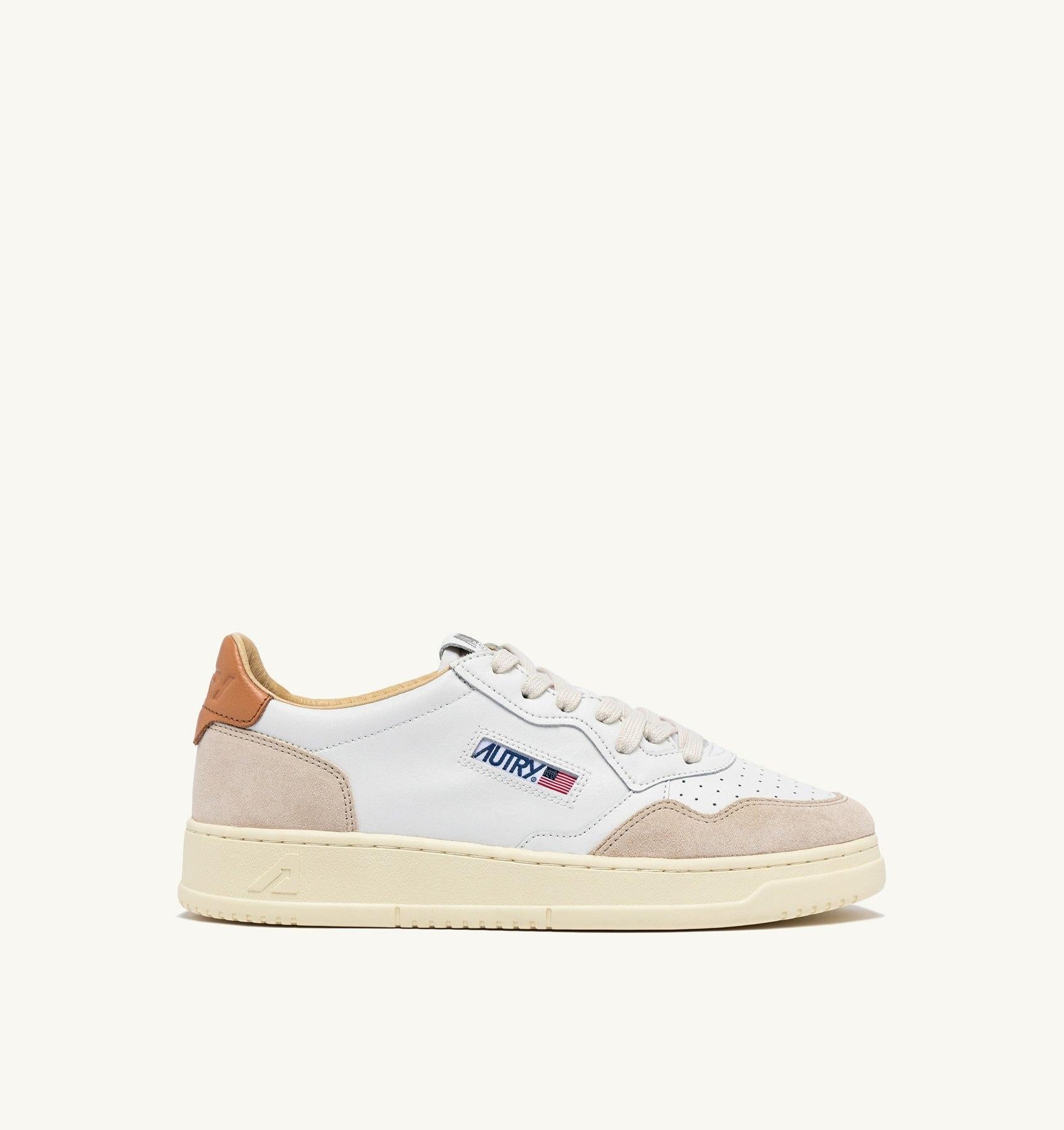 SNEAKERS MEDALIST LOW IN PELLE E SUEDE COLORE BIANCO E SANDSTORM AULW LS76 AUTRY ACTION SHOES