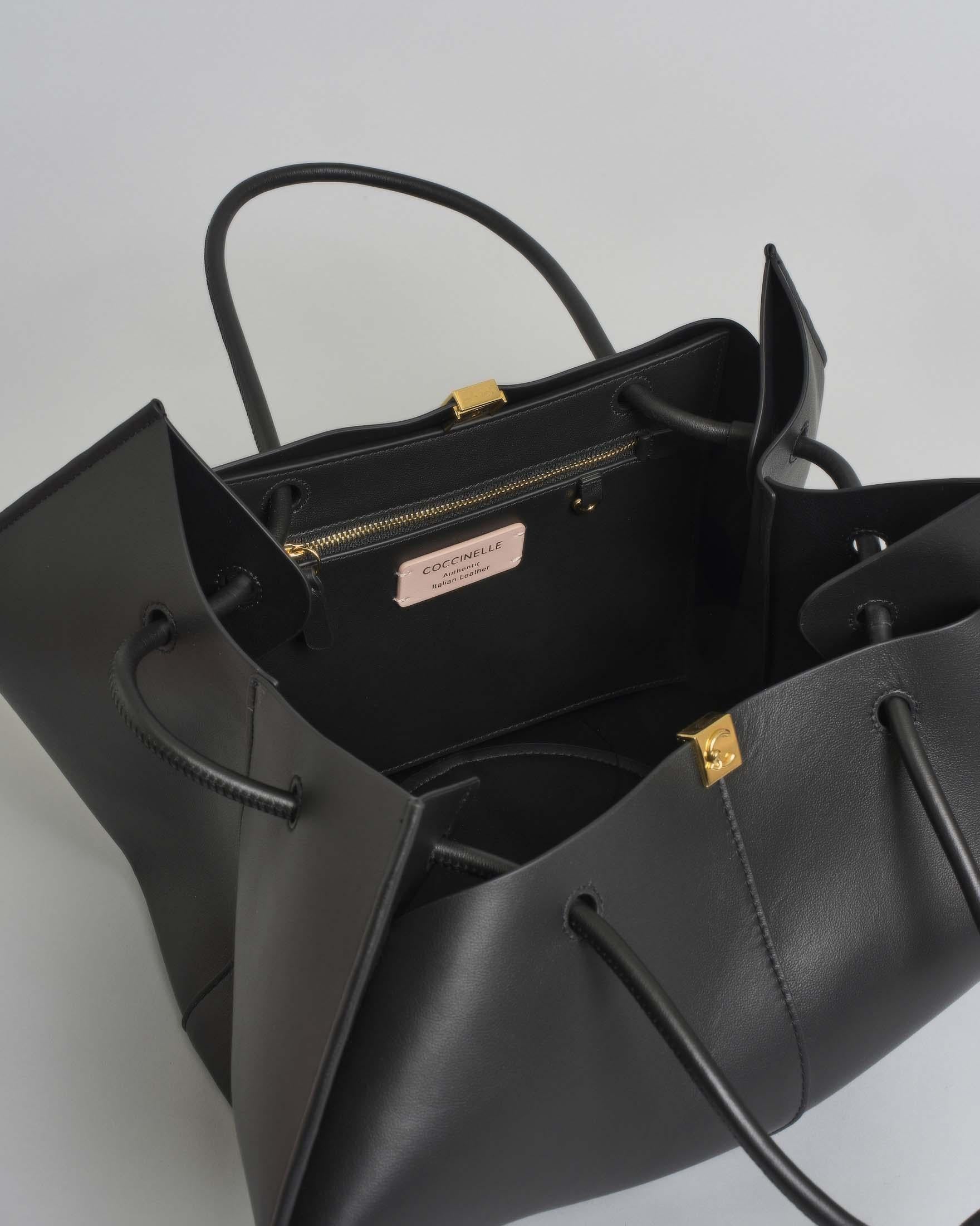 Shopping Bag Coccinelle nera in pelle liscia con manici regolabili e chiusura magnetica con logo<BR/> E1U2L110201 001 COCCINELLE