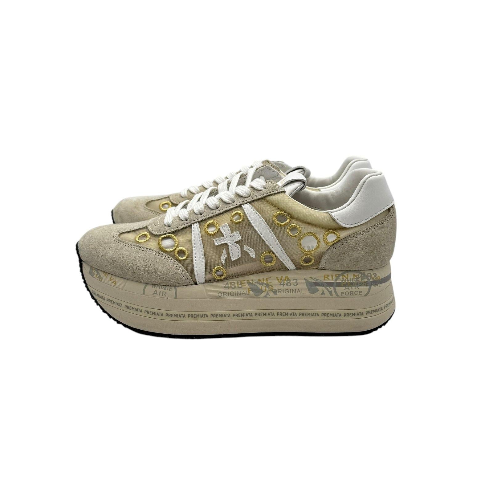Sneakers Beth con tomaia interamente in pelle pregiata e dettagli in suede leggermente in contrasto. Fondo platform personalizzato dalla serigrafia lo