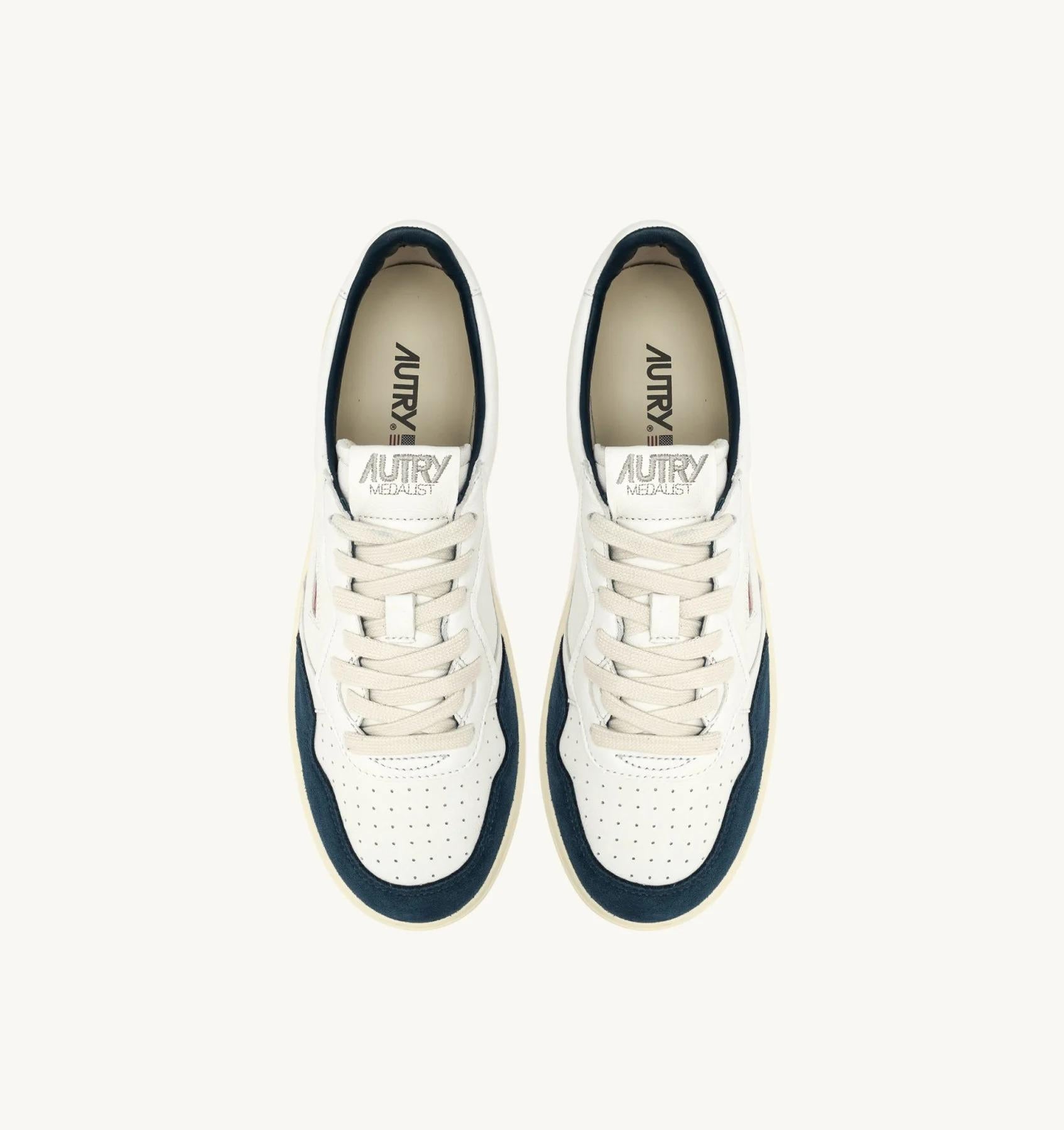 SNEAKERS MEDALIST LOW IN PELLE E SUEDE COLORE BIANCO E CAPRI AULM GS41 AUTRY ACTION SHOES