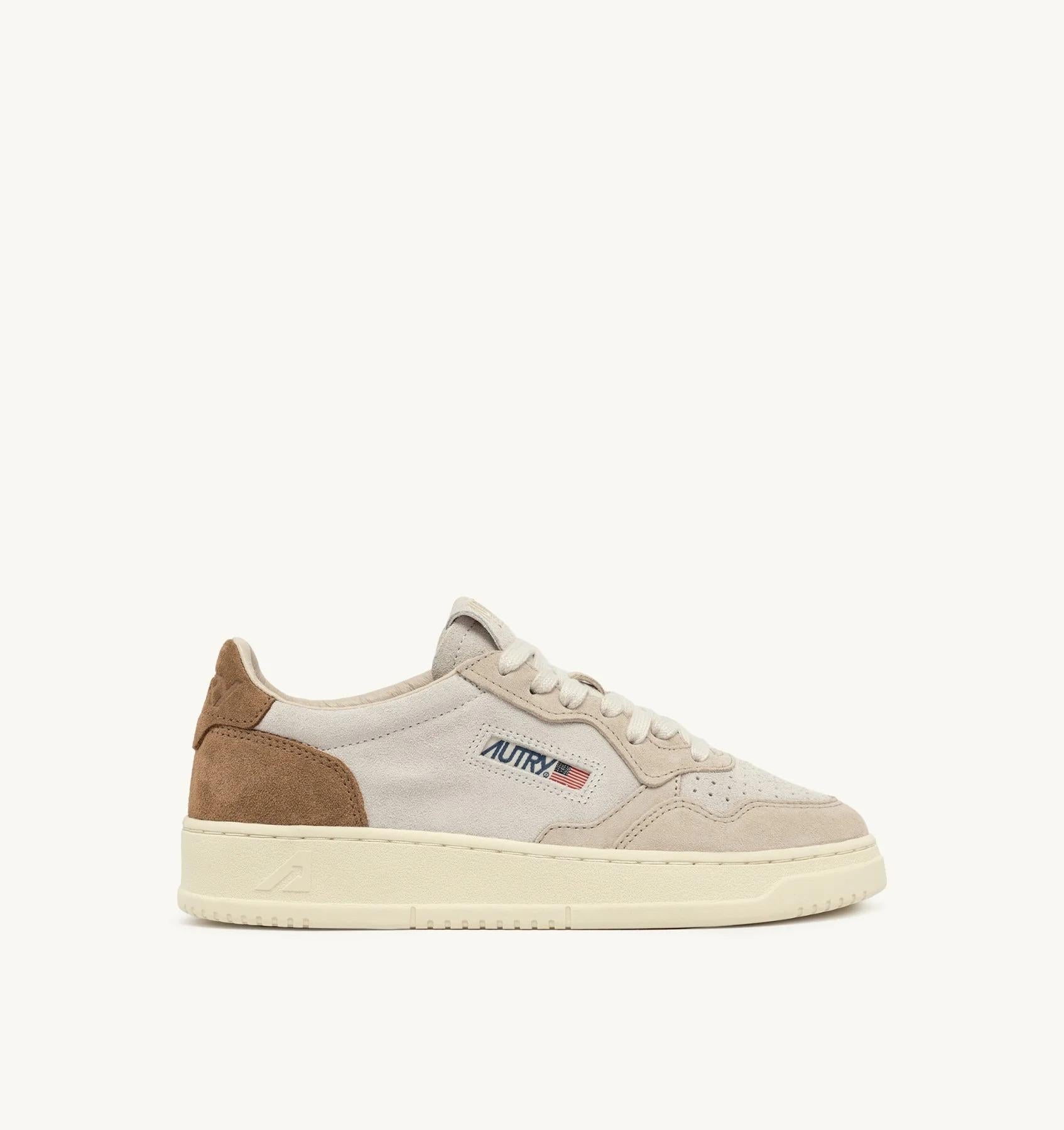 SNEAKERS MEDALIST LOW TRICOLOR IN SUEDE COLORE SAND E CIGAR AULW TS01 AUTRY ACTION SHOES