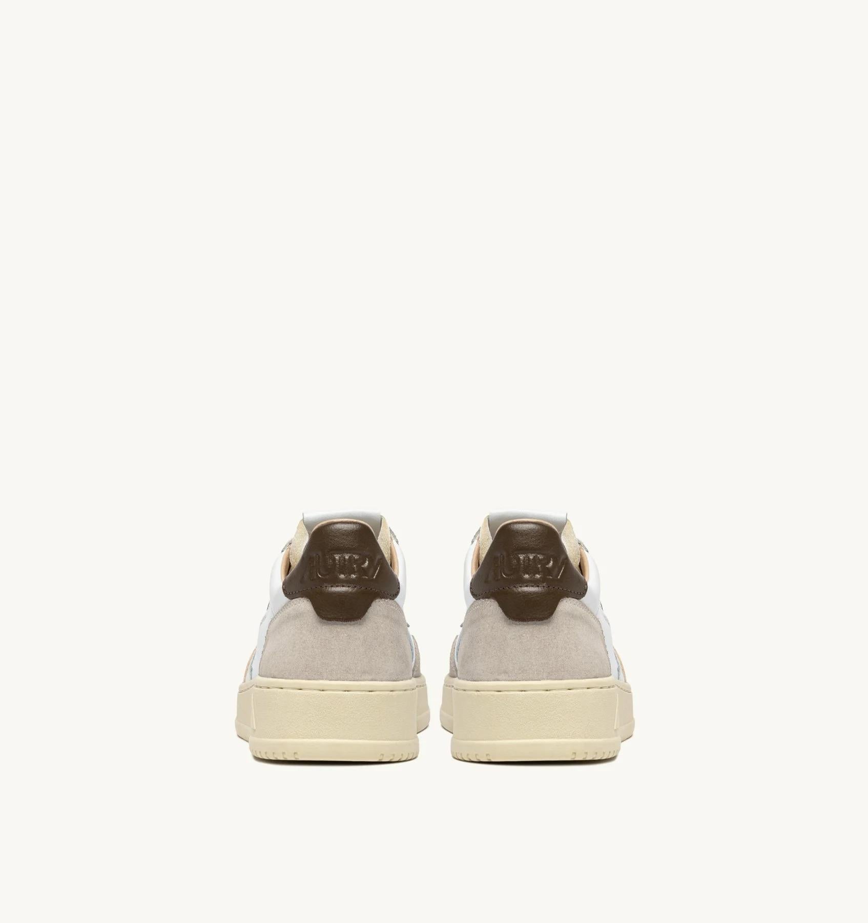 SNEAKERS MEDALIST LOW IN SUEDE E PELLE BIANCA E TEAK<BR/> AULM LS15 AUTRY ACTION SHOES