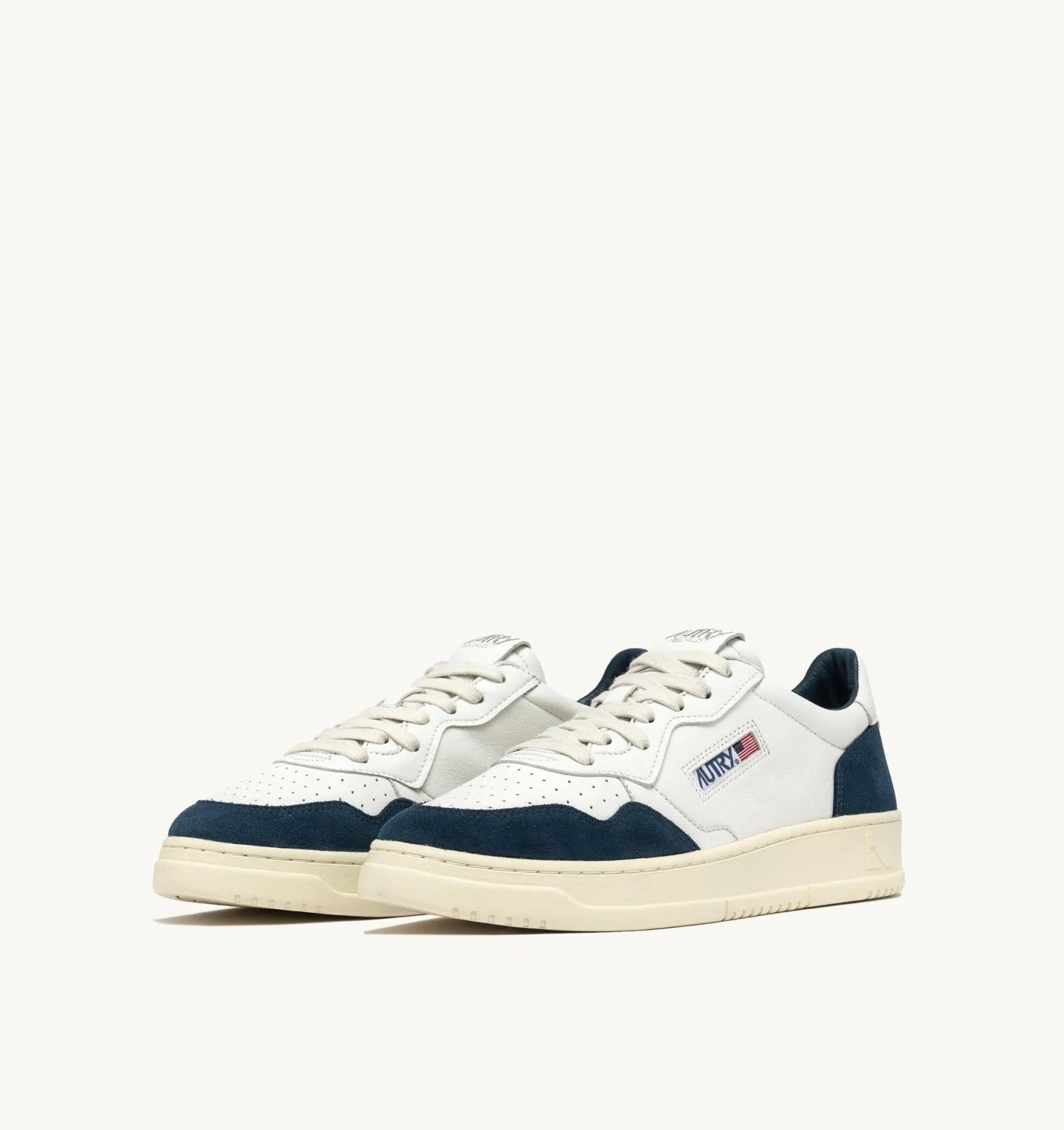 SNEAKERS MEDALIST LOW IN PELLE E SUEDE COLORE BIANCO E CAPRI AULM GS41 AUTRY ACTION SHOES