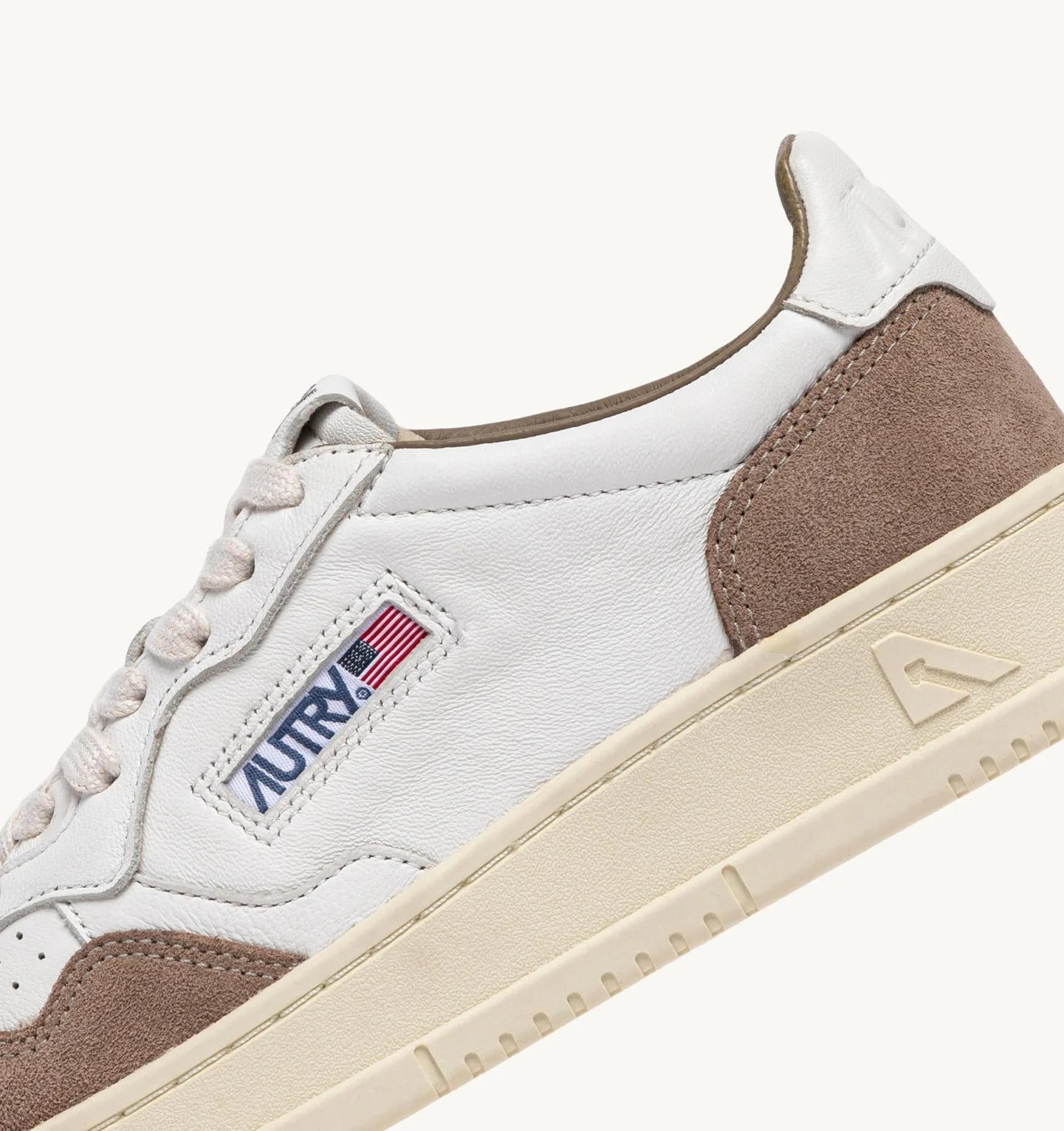 SNEAKERS MEDALIST LOW IN PELLE BIANCA E SUEDE TOBACCO AULM GS43 AUTRY ACTION SHOES