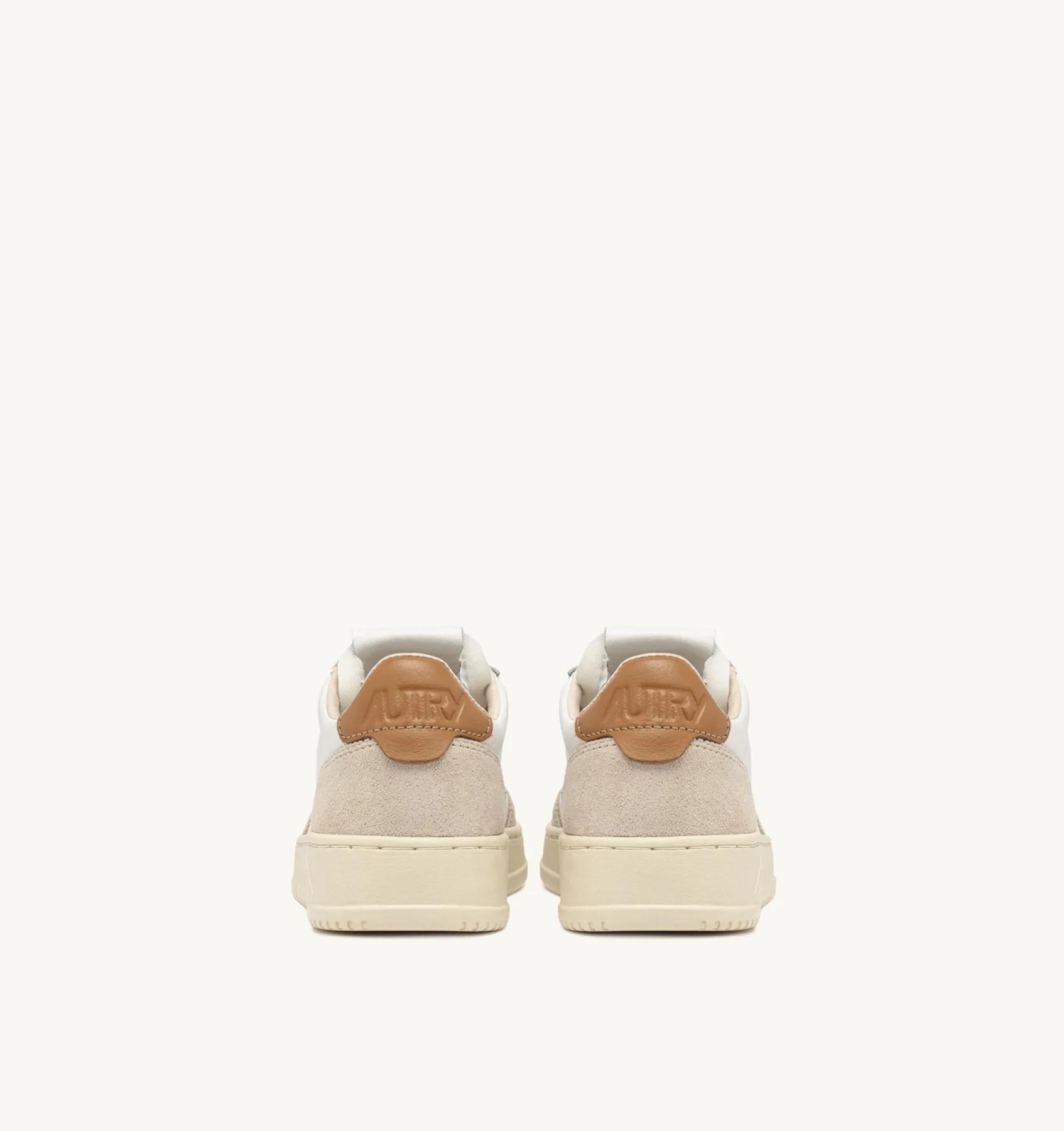 SNEAKERS MEDALIST LOW IN SUEDE E PELLE BIANCA E BROWN SUGAR<BR/> AULW LS02 AUTRY ACTION SHOES