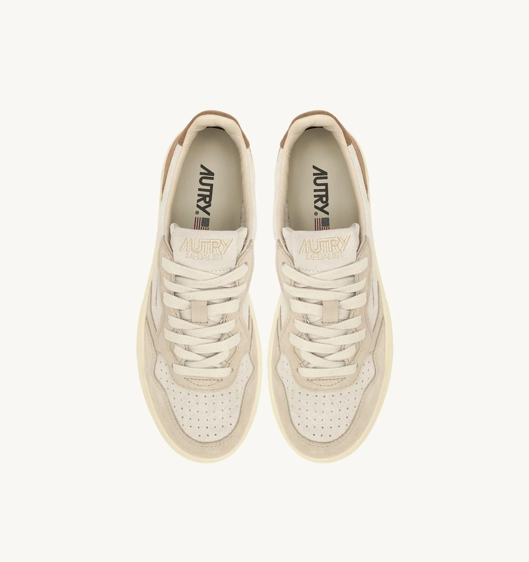SNEAKERS MEDALIST LOW TRICOLOR IN SUEDE COLORE SAND E CIGAR AULW TS01 AUTRY ACTION SHOES