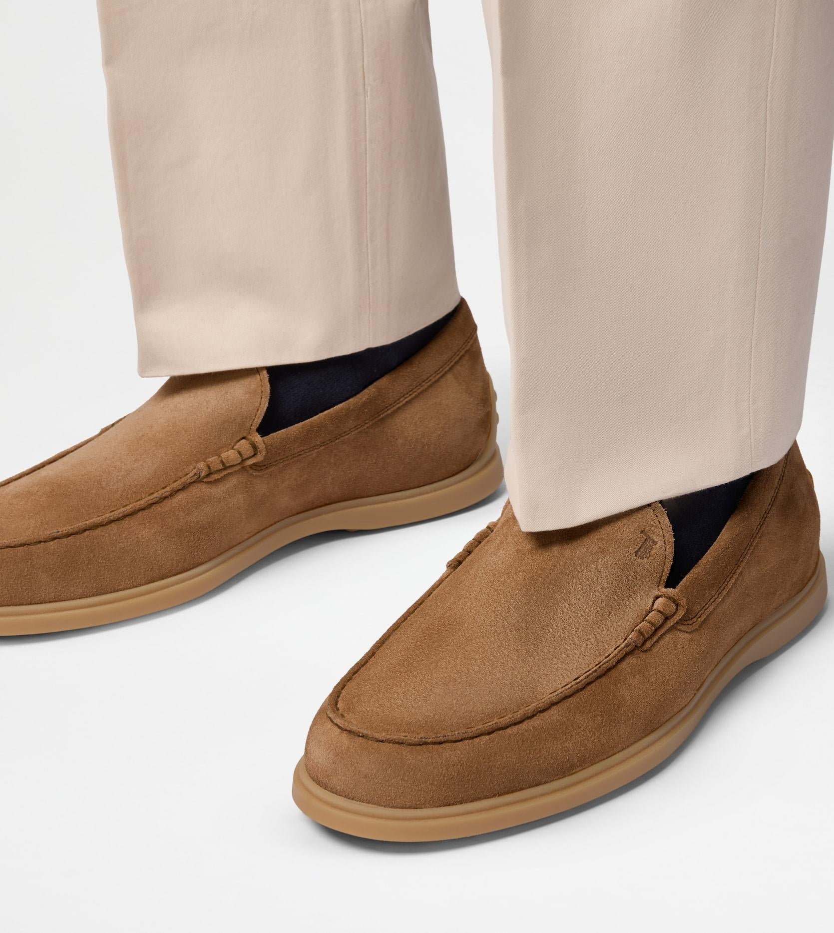 Mocassino Pantofola in Pelle Scamosciata<BR/> XXM78L0AJ30RE0 S818 TOD'S