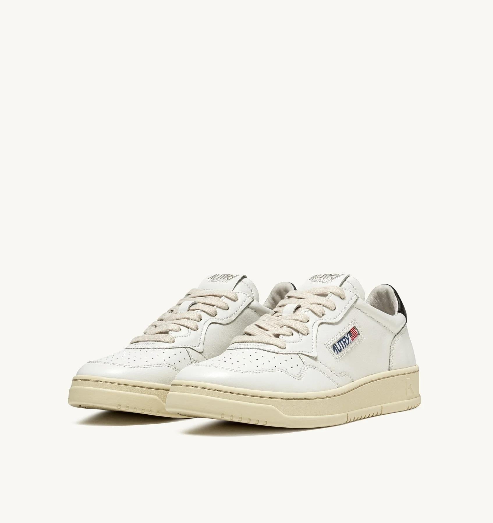 SNEAKERS MEDALIST LOW IN PELLE BIANCA E NERA AULW LL22 AUTRY ACTION SHOES