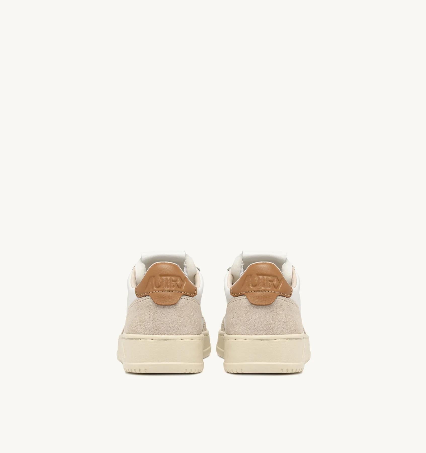 SNEAKERS MEDALIST LOW IN SUEDE E PELLE BIANCA E BROWN SUGAR<BR/> AULM LS02 AUTRY ACTION SHOES