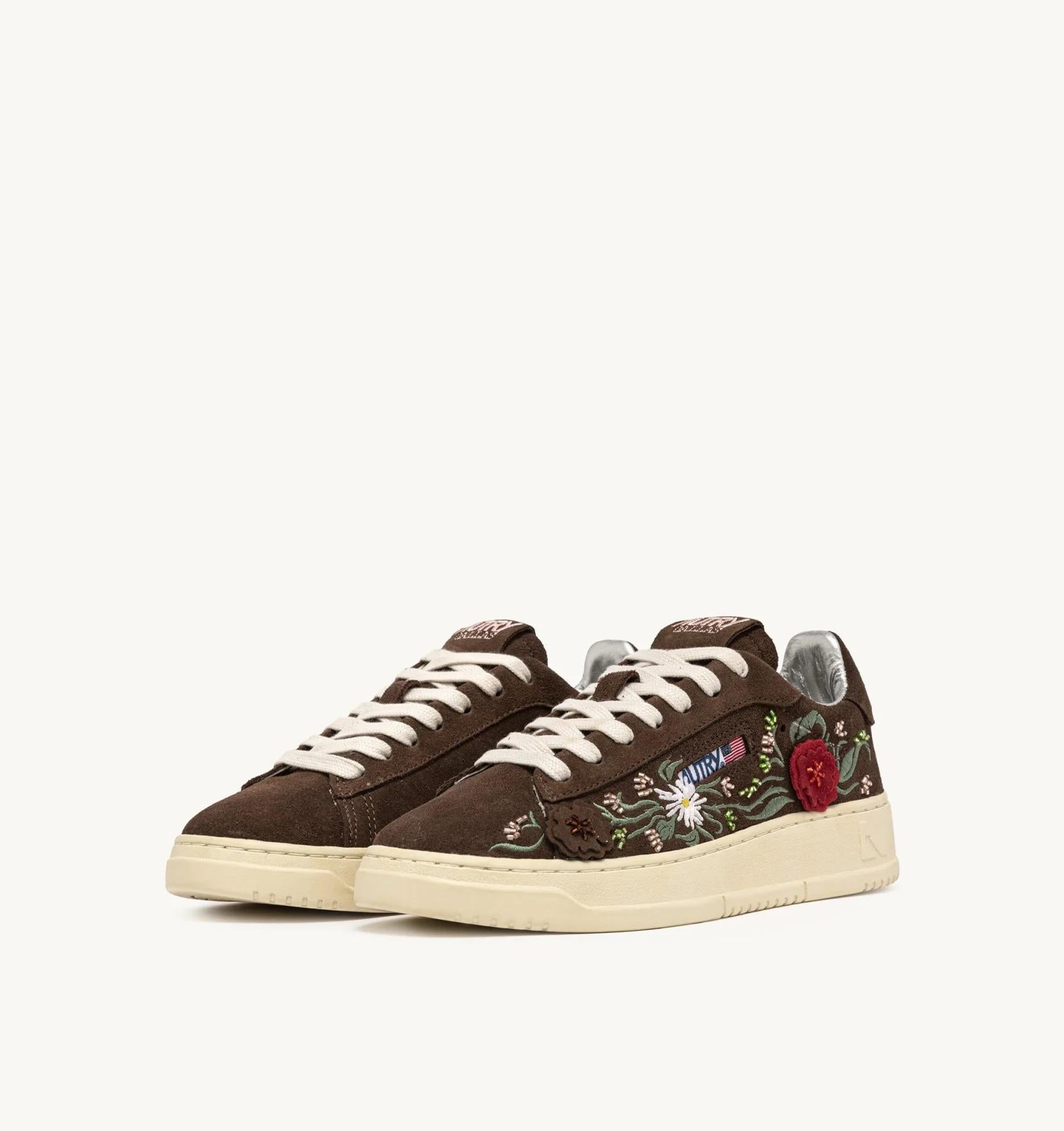 SNEAKERS DALLAS LOW 'FLORAL' IN SUEDE BROWN<BR/> ADLW EY03 AUTRY ACTION SHOES