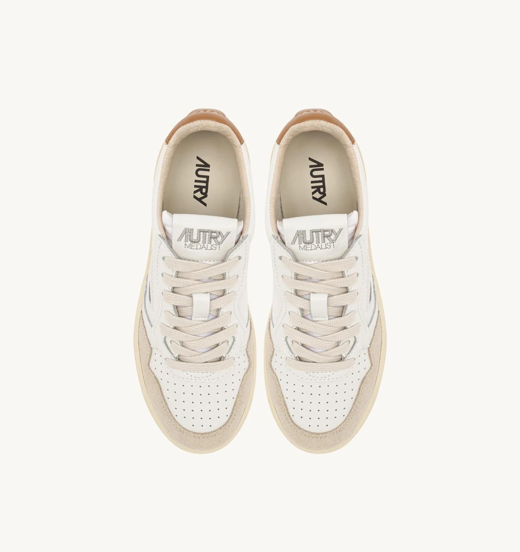 SNEAKERS MEDALIST LOW IN SUEDE E PELLE BIANCA E BROWN SUGAR<BR/> AULW LS02 AUTRY ACTION SHOES
