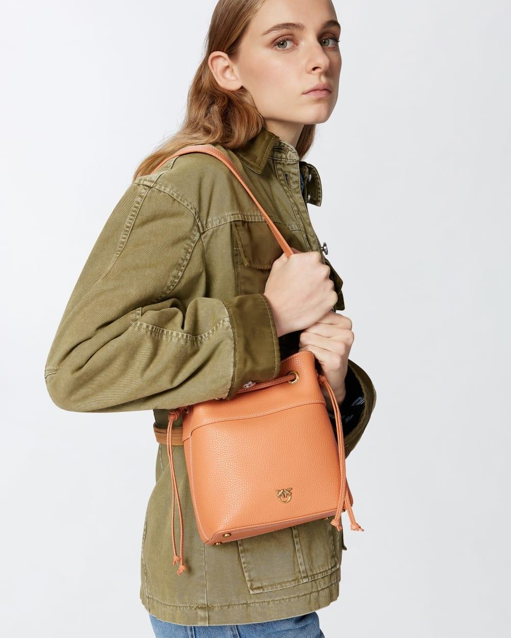 Borsa piccola a secchiello in pelle con tracolla