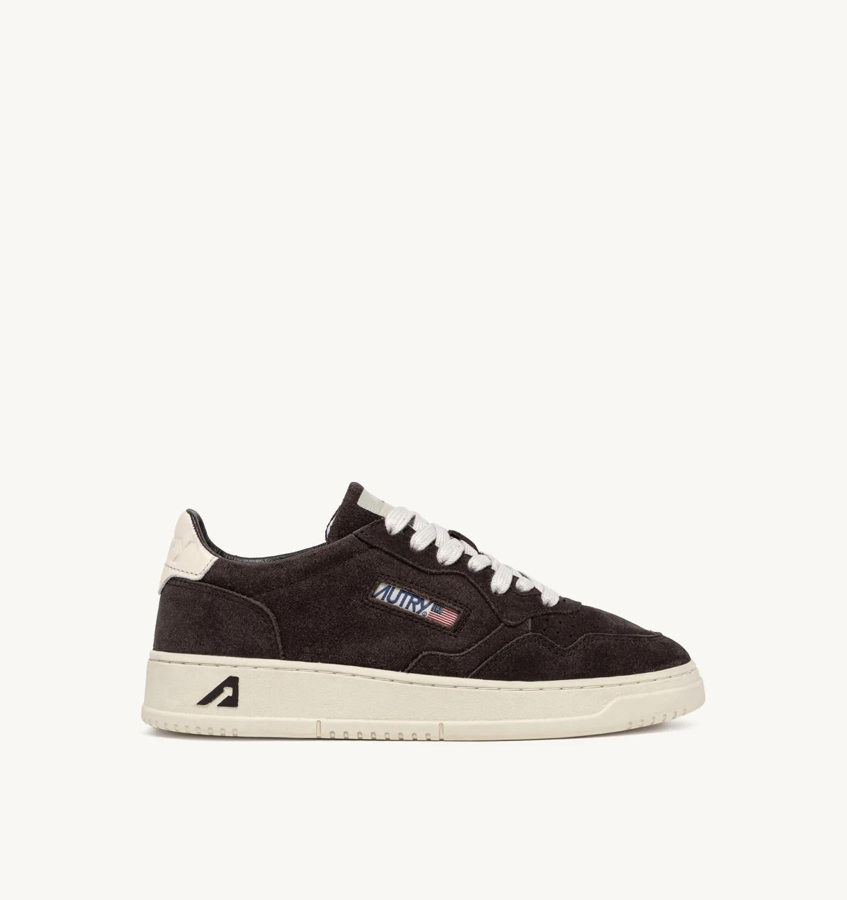 SNEAKERS MEDALIST LOW IN SUEDE MOKA E OFF WHITE<BR/> AULM UH08 AUTRY ACTION SHOES