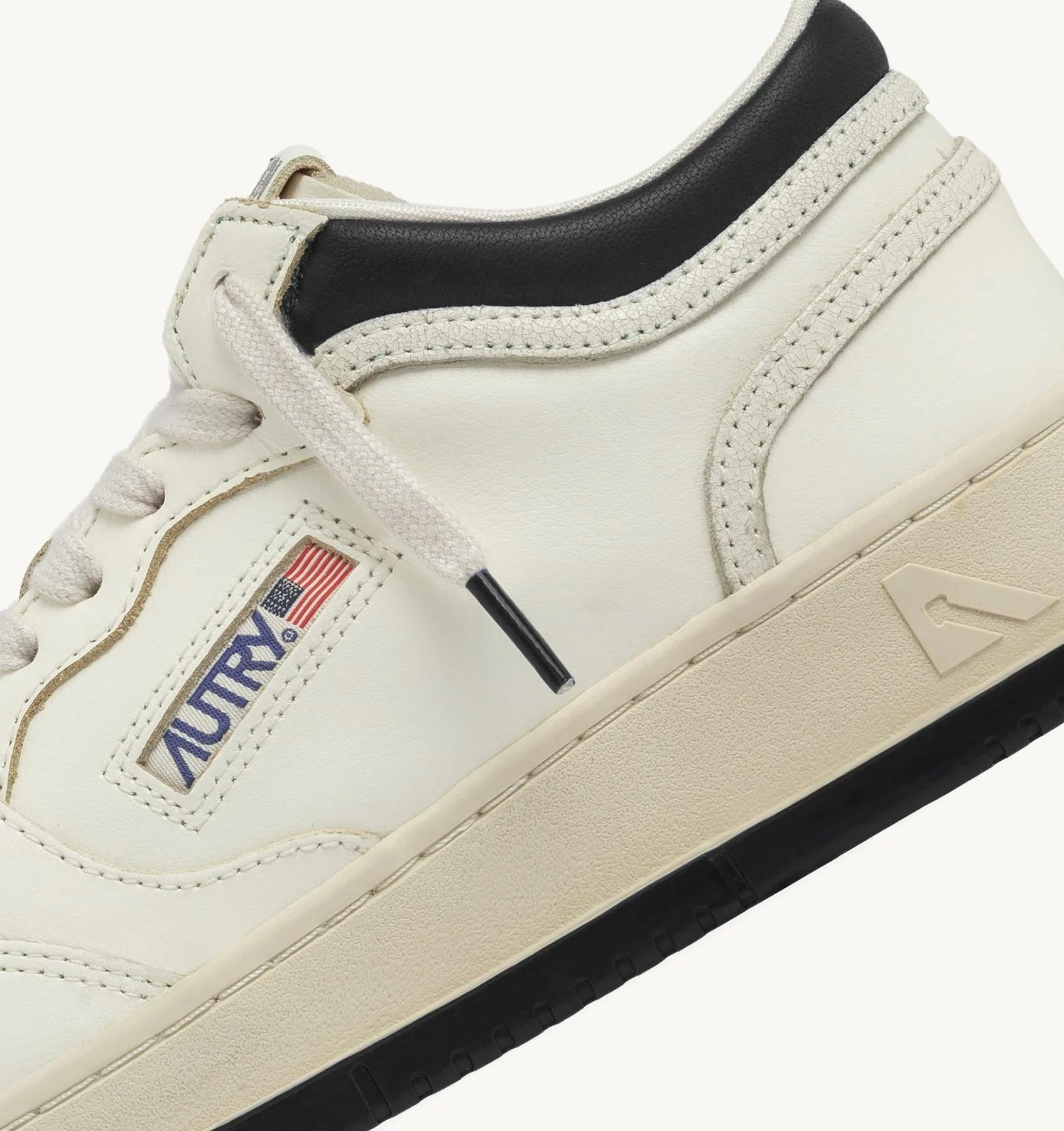 SNEAKERS MED-WAY IN PELLE COLORE MARSHMALLOW E NERO MYMM EK07 AUTRY ACTION SHOES