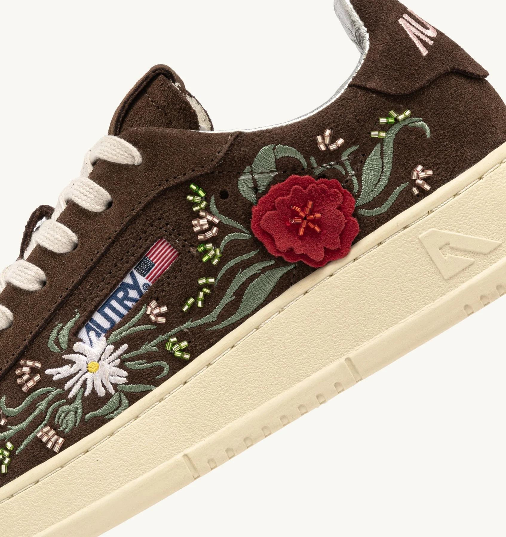 SNEAKERS DALLAS LOW 'FLORAL' IN SUEDE BROWN<BR/> ADLW EY03 AUTRY ACTION SHOES