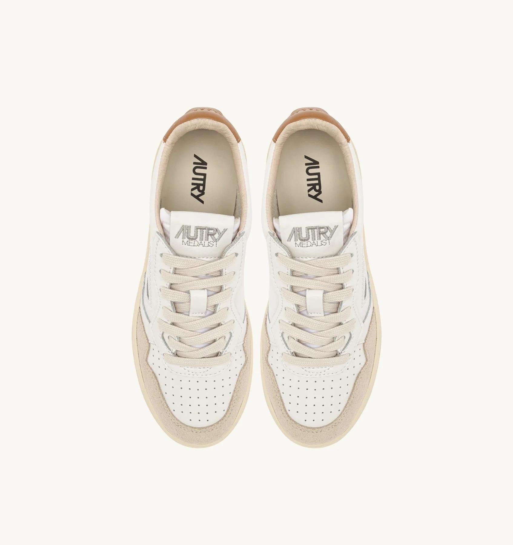 SNEAKERS MEDALIST LOW IN SUEDE E PELLE BIANCA E BROWN SUGAR<BR/> AULM LS02 AUTRY ACTION SHOES