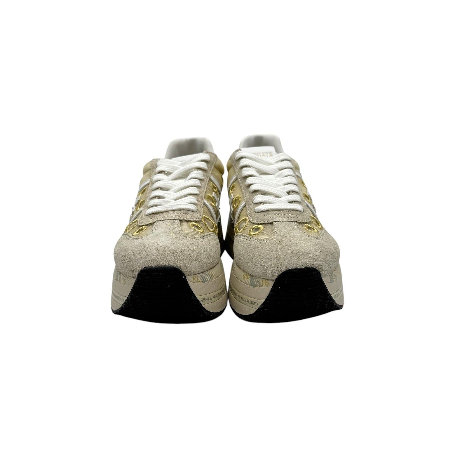 Sneakers Beth con tomaia interamente in pelle pregiata e dettagli in suede leggermente in contrasto. Fondo platform personalizzato dalla serigrafia lo