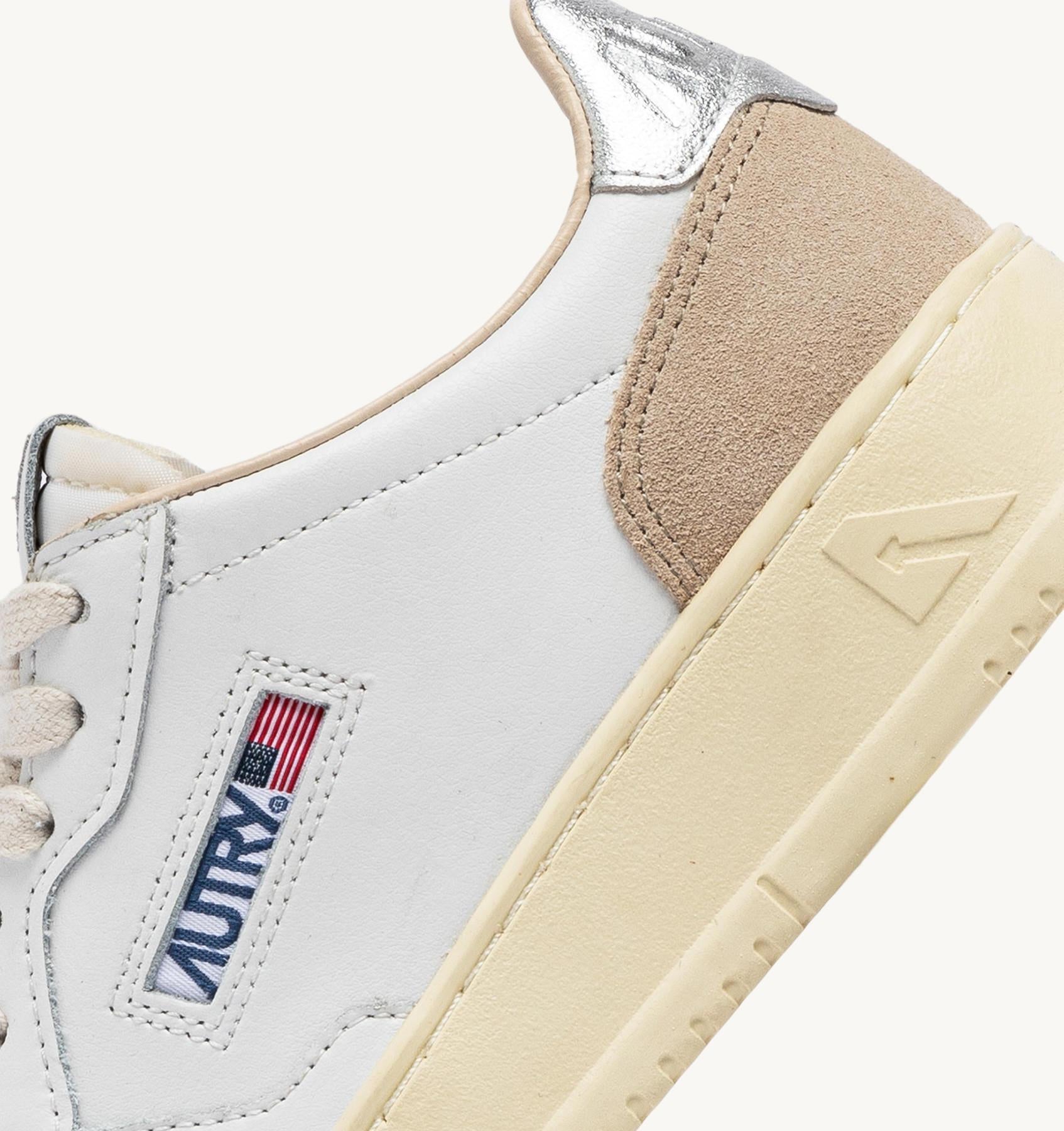 SNEAKERS MEDALIST LOW IN PELLE E SUEDE BIANCA E ARGENTO AULW LS74 AUTRY ACTION SHOES