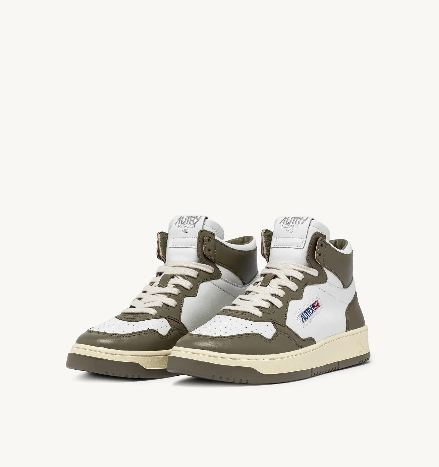 SNEAKERS MEDALIST MID BICOLOR IN PELLE COLORE BIANCO E COVERT GREEN<BR/> AULM WB54 AUTRY ACTION SHOES
