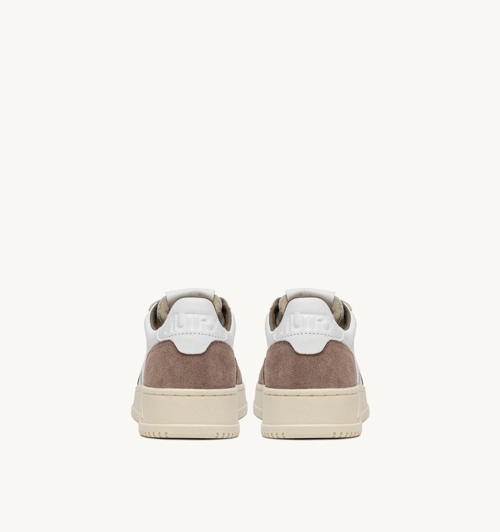 SNEAKERS MEDALIST LOW IN PELLE BIANCA E SUEDE TOBACCO AULM GS43 AUTRY ACTION SHOES