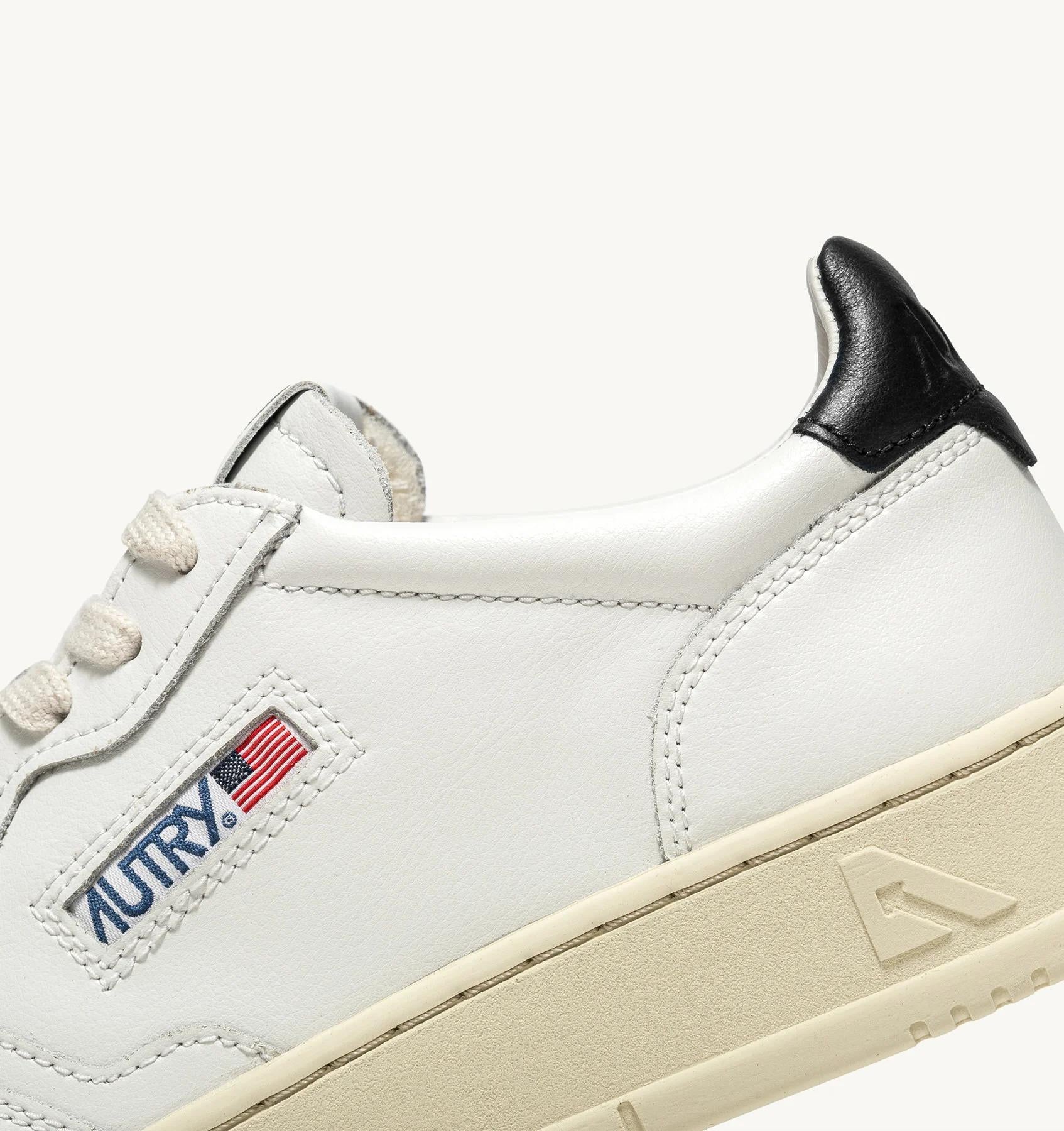 SNEAKERS MEDALIST LOW IN PELLE BIANCA E NERA AULM LL22 AUTRY ACTION SHOES