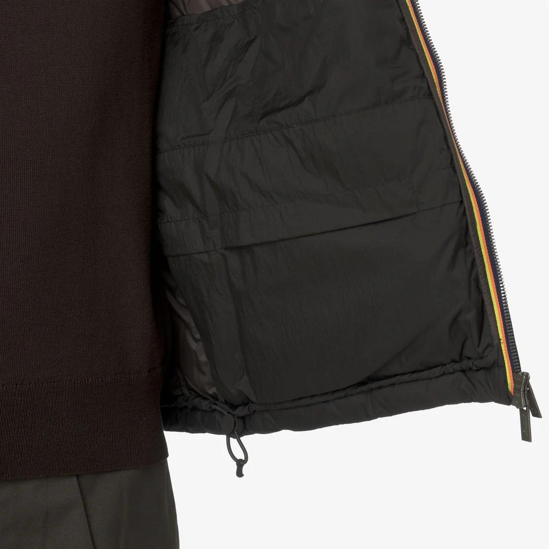 QUILL THERMO LIGHT RIPSTOP<BR/>BLACK OLIVE COMBO<BR/>Piumino corto da uomo in oliva nero con isolamento in piuma K7136GW B38 K-WAY
