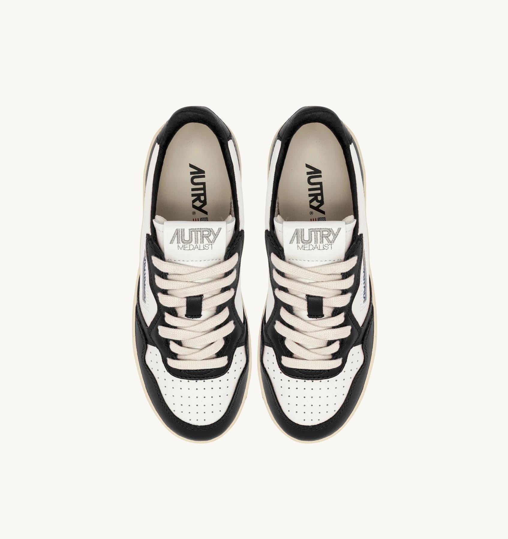 SNEAKERS MEDALIST PLATFORM IN PELLE BIANCA E NERA<BR/> PTLW WB01 AUTRY ACTION SHOES