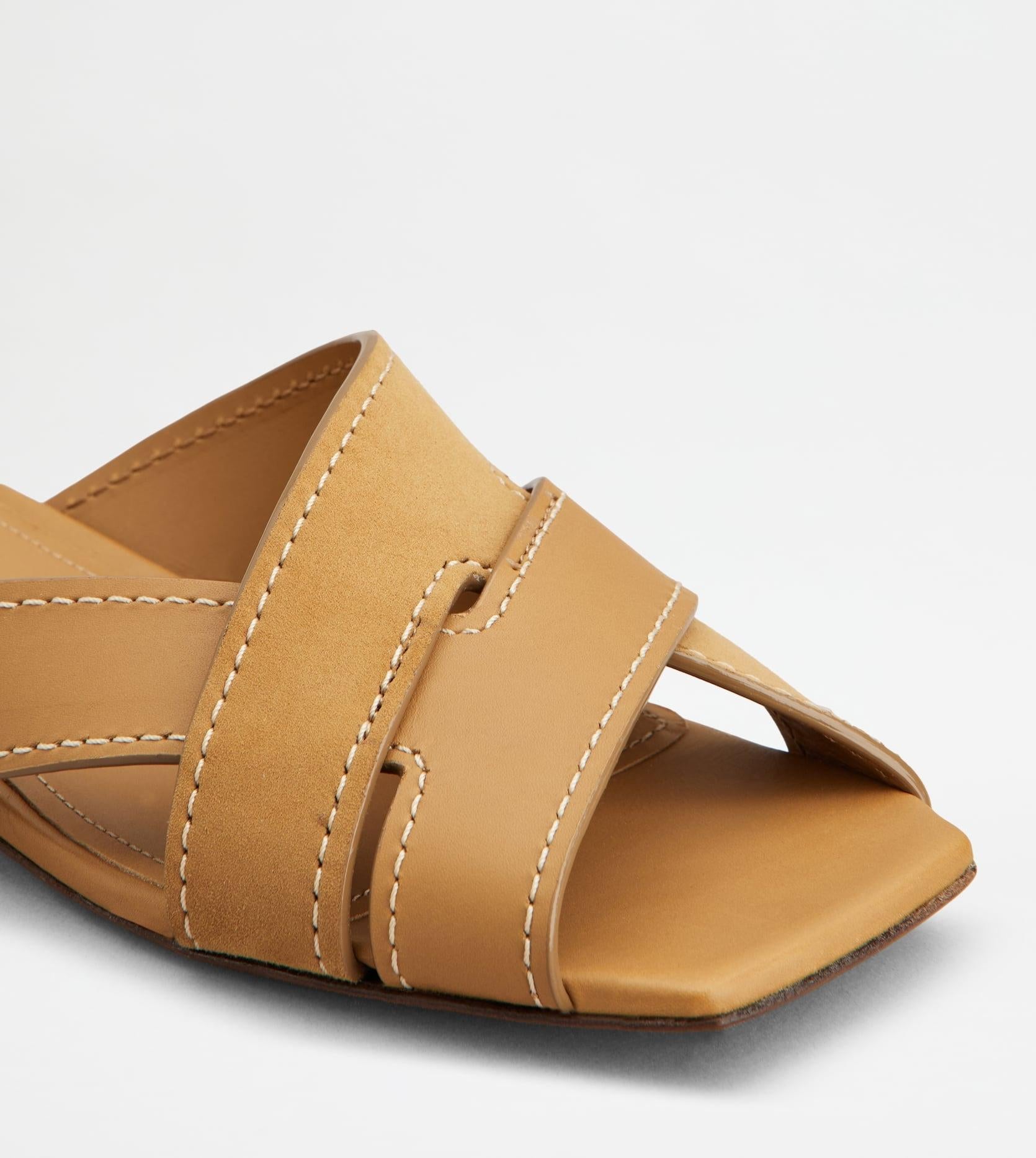 Sandalo in Pelle Liscia e Scamosciata<BR/> XXW99L0JY50V1S ZZZR TOD'S