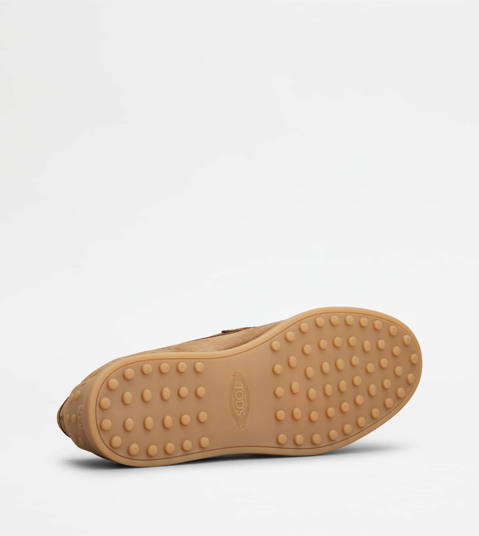 Mocassino Pantofola in Pelle Scamosciata<BR/> XXM78L0AJ30RE0 S818 TOD'S