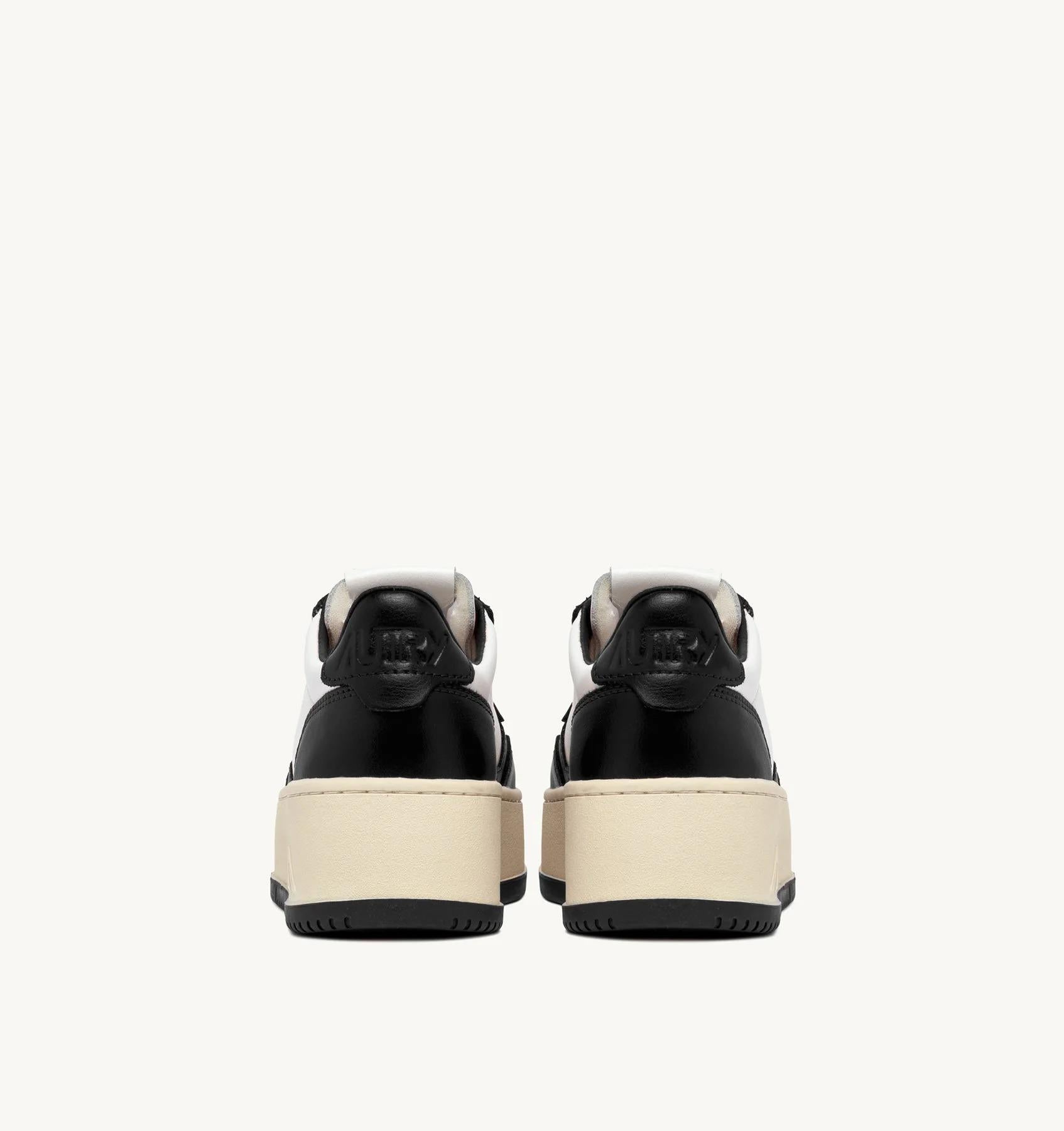 SNEAKERS MEDALIST PLATFORM IN PELLE BIANCA E NERA<BR/> PTLW WB01 AUTRY ACTION SHOES