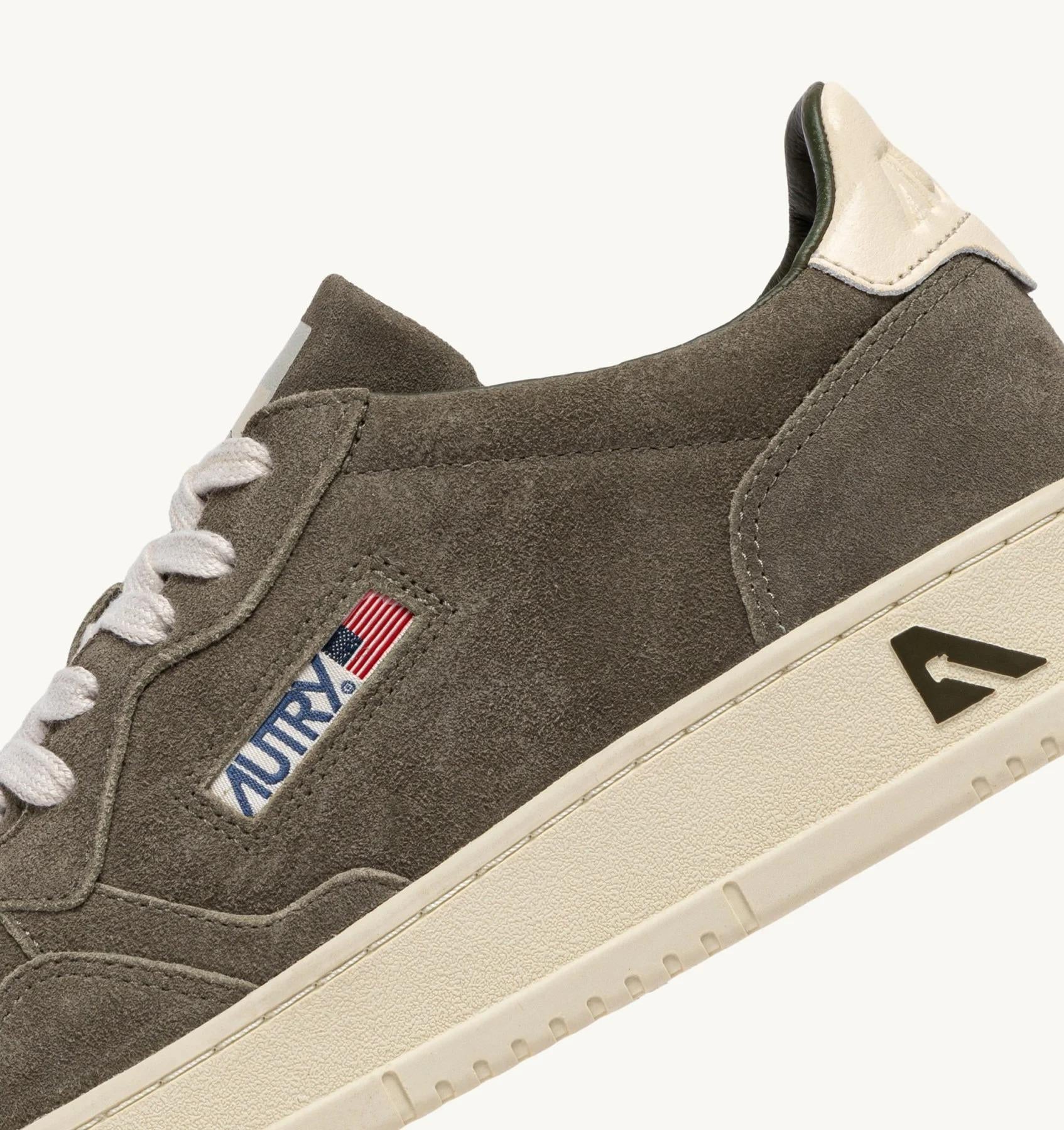 SNEAKERS MEDALIST LOW IN SUEDE VISCHIO E OFF WHITE<BR/> AULM UH04 AUTRY ACTION SHOES