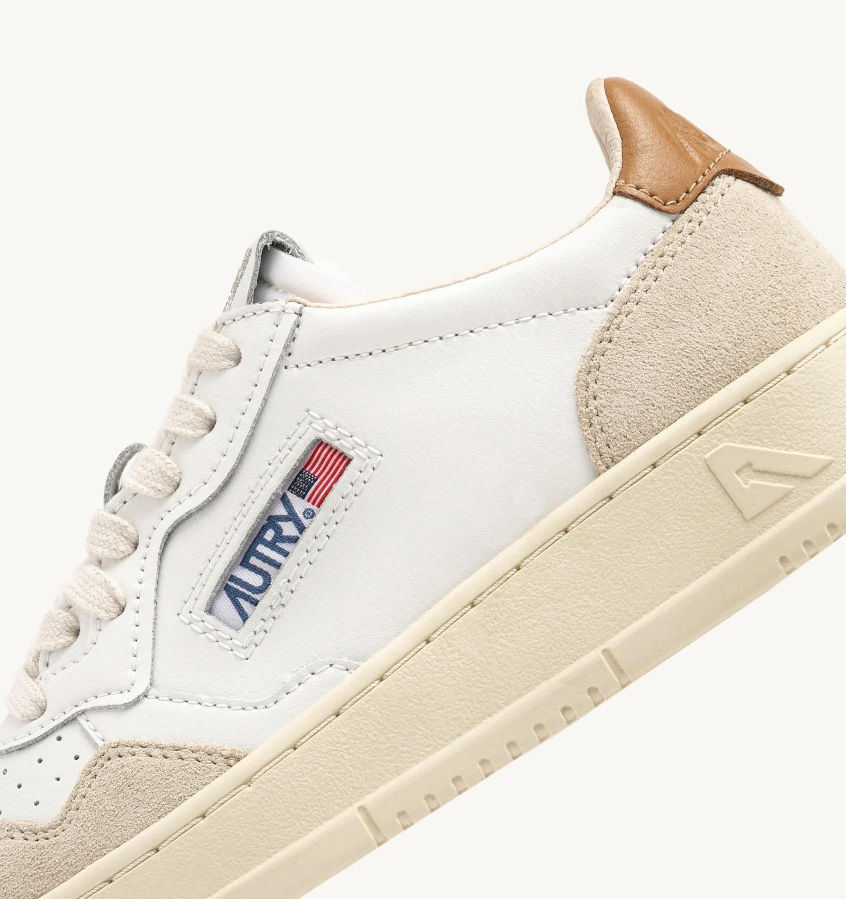 SNEAKERS MEDALIST LOW IN SUEDE E PELLE BIANCA E BROWN SUGAR<BR/> AULW LS02 AUTRY ACTION SHOES