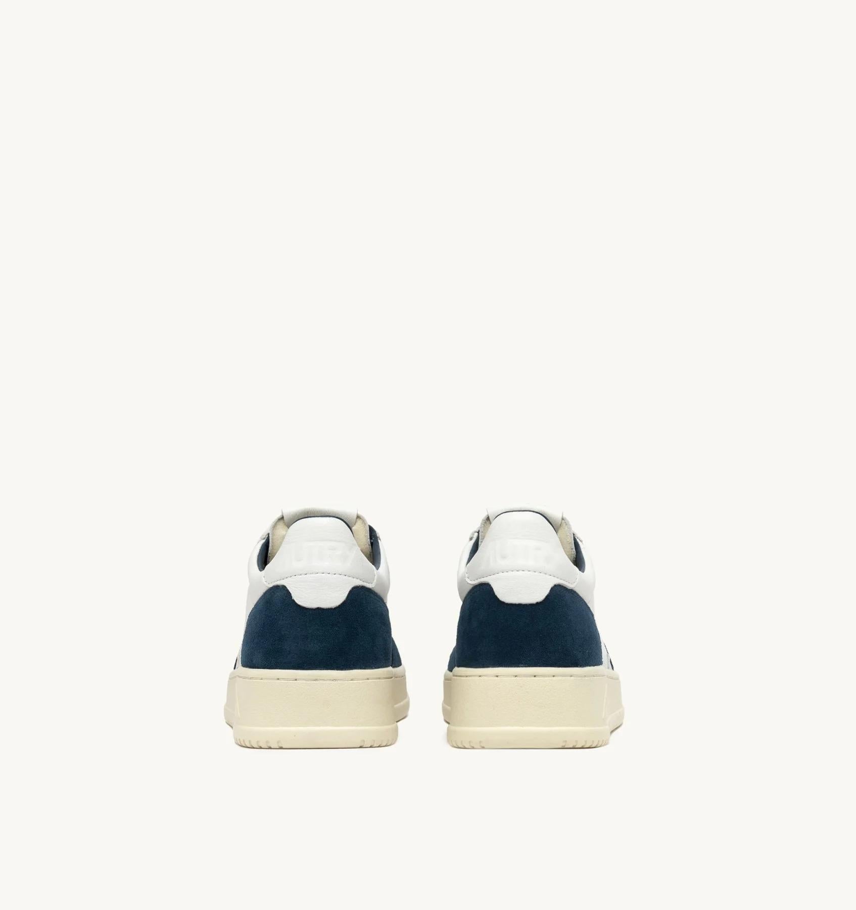 SNEAKERS MEDALIST LOW IN PELLE E SUEDE COLORE BIANCO E CAPRI AULM GS41 AUTRY ACTION SHOES