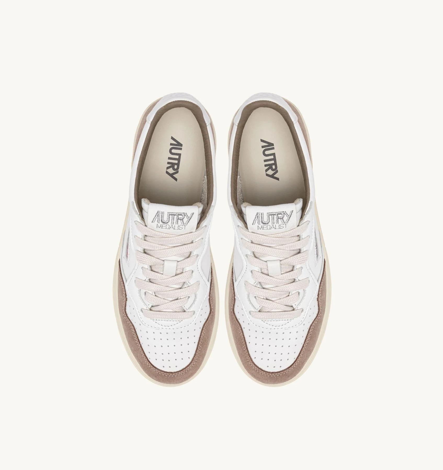 SNEAKERS MEDALIST LOW IN PELLE BIANCA E SUEDE TOBACCO AULM GS43 AUTRY ACTION SHOES