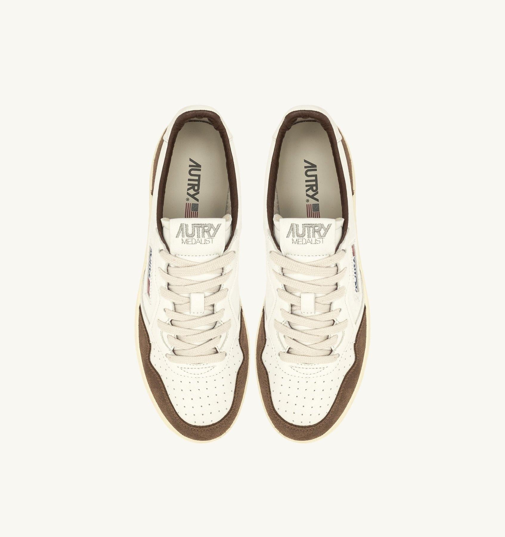 SNEAKERS UOMO MEDALIST LOW IN PELLE E SUEDE COLORE BIANCO E CIGAR